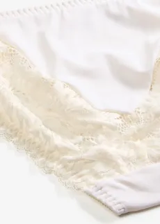 Slip met sierlijk kant • wolwit • bonprix online shop