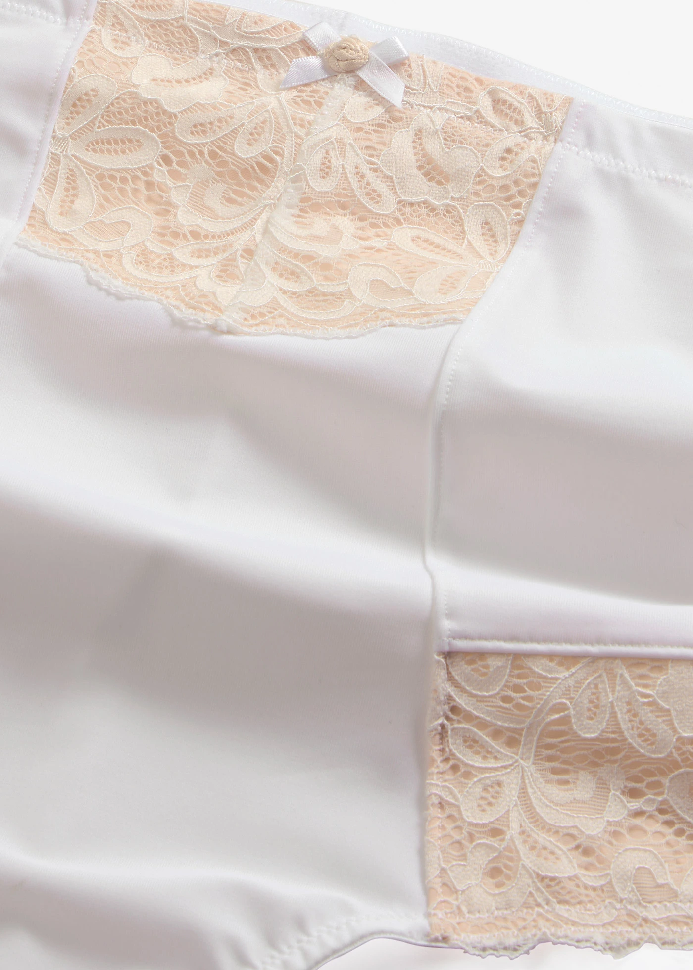 Slip sculptant, maintien fort • blanc-poudré • Boutique bonprix