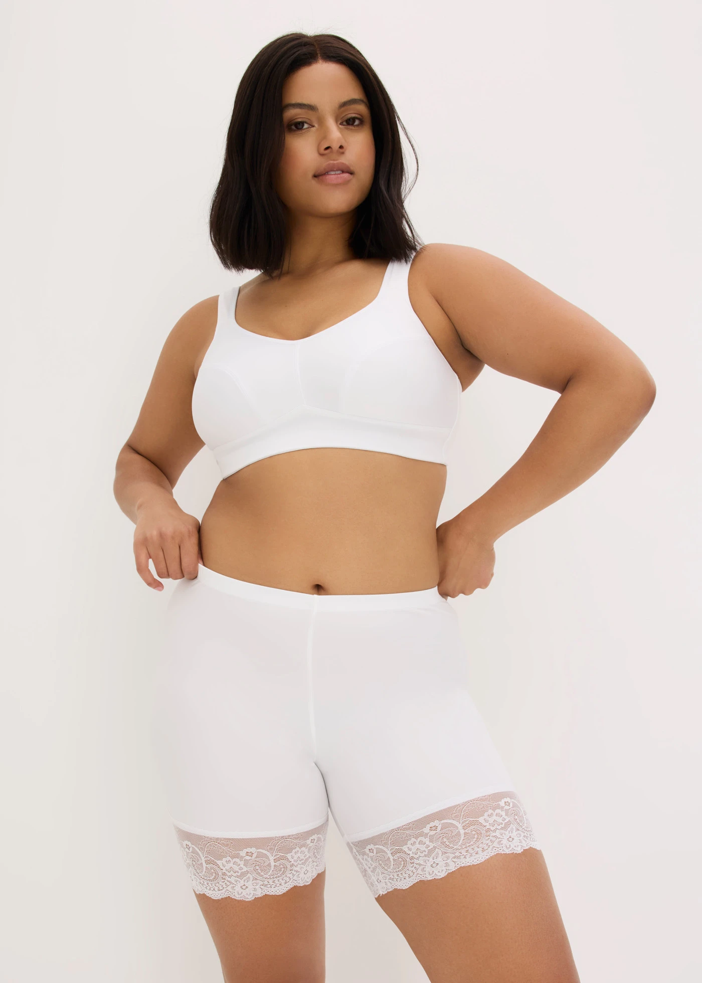 Niet schurende biker short van polyamide met kant aan de pijpjes • wit • bonprix online shop