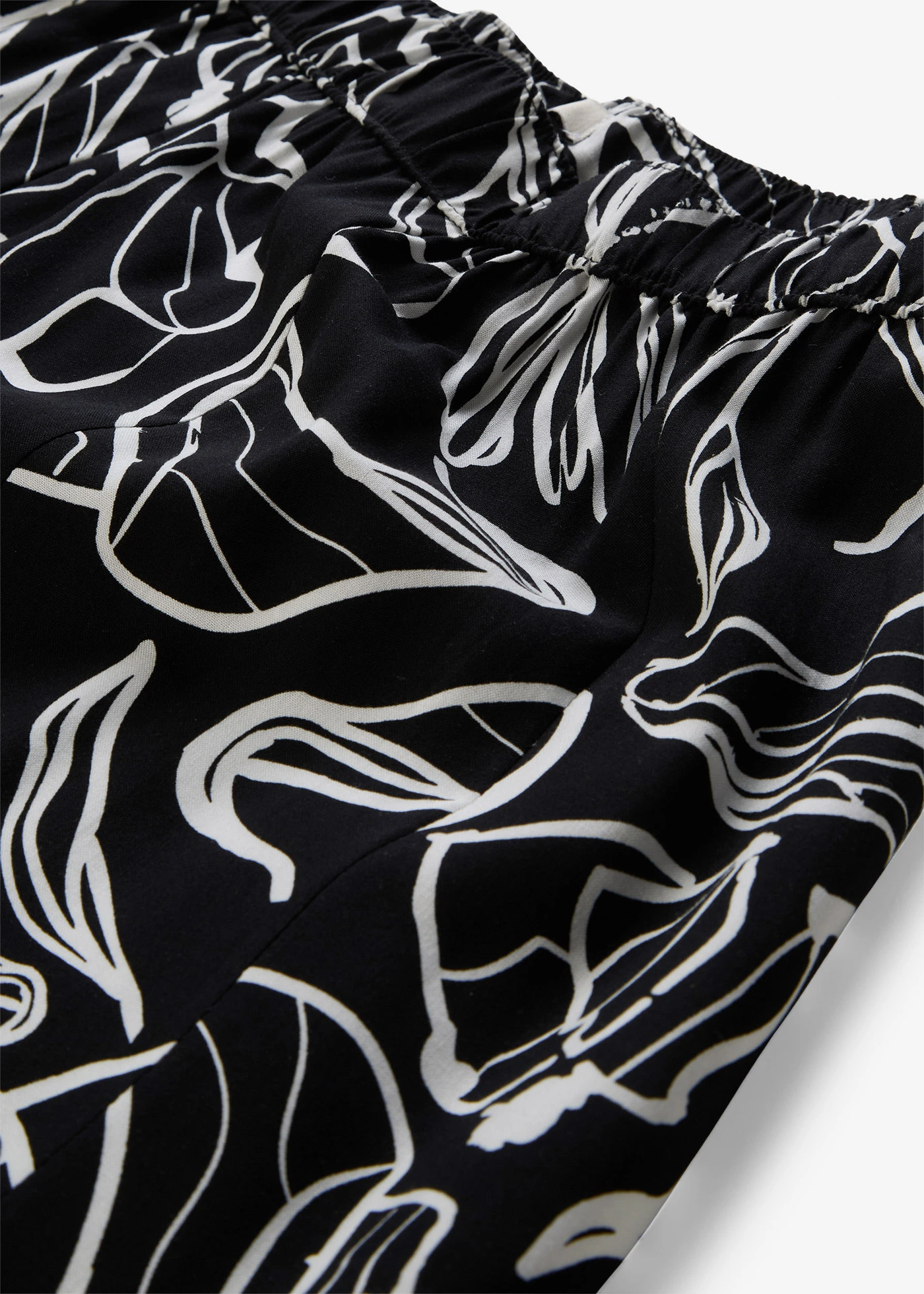 Maxi rok van viscose met crinkle-effect • zwart/wolwit gebloemd • bonprix online shop