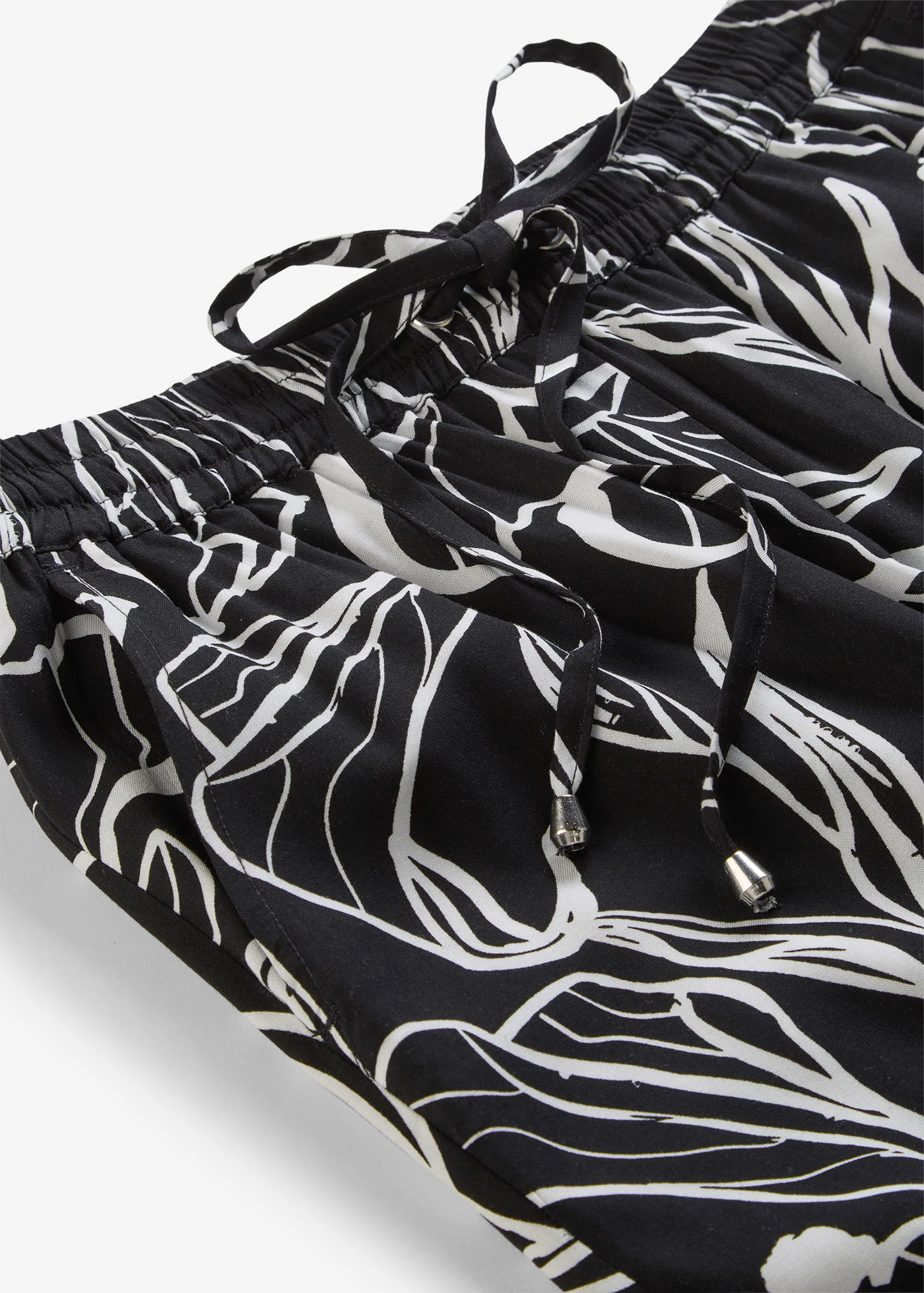 Pantaloni din viscoză cu talie elastică • negru-ecru înflorat • magazin bonprix