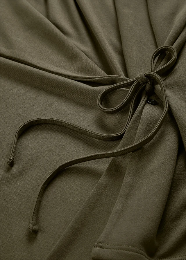 Chemisier en jersey à nouer sur le côté • olive foncé • product-page.page-title-suffix