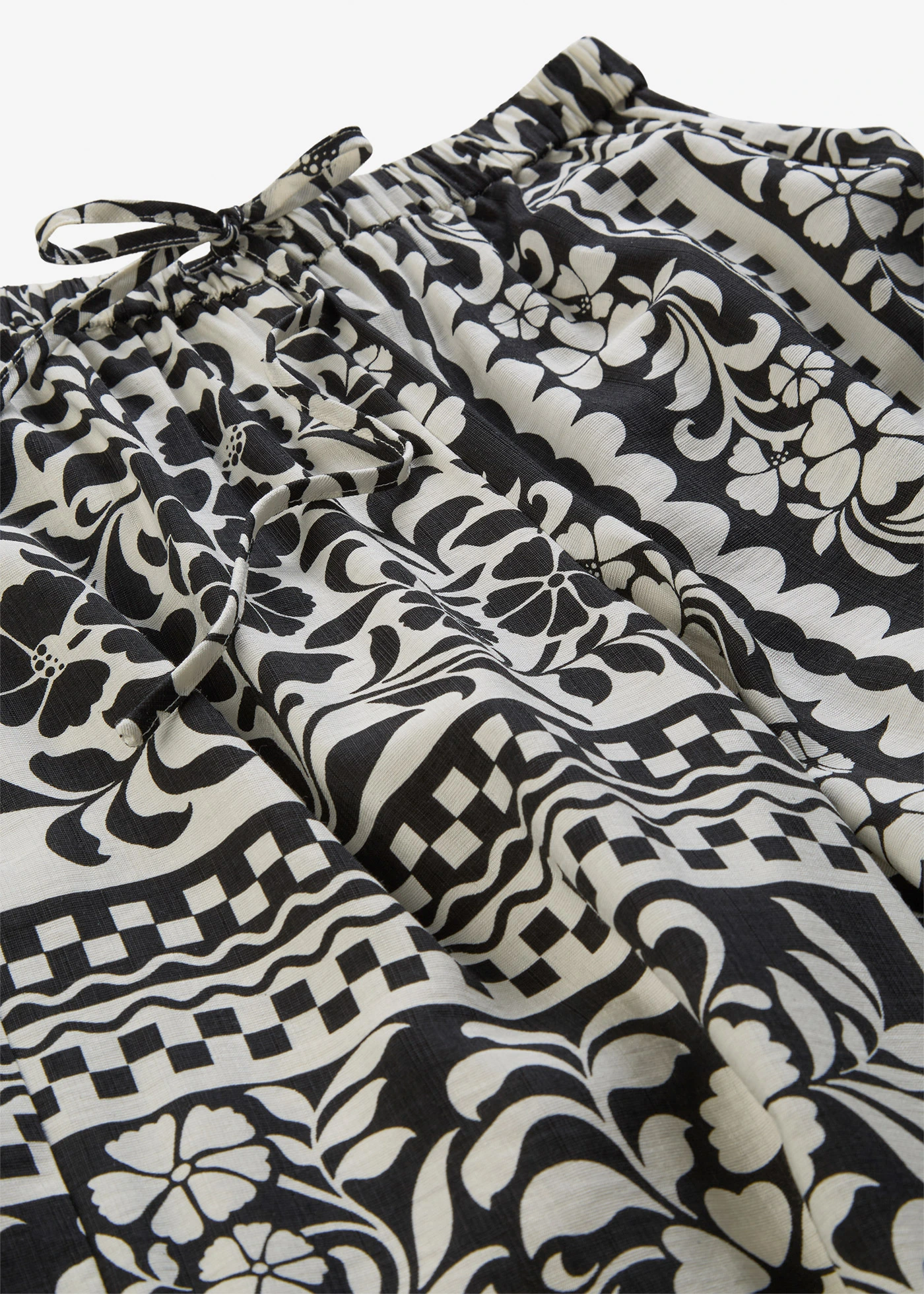 Pantaloni fără încheiere din material fluid cu viscoză • negru-ecru cu imprimeu • magazin bonprix