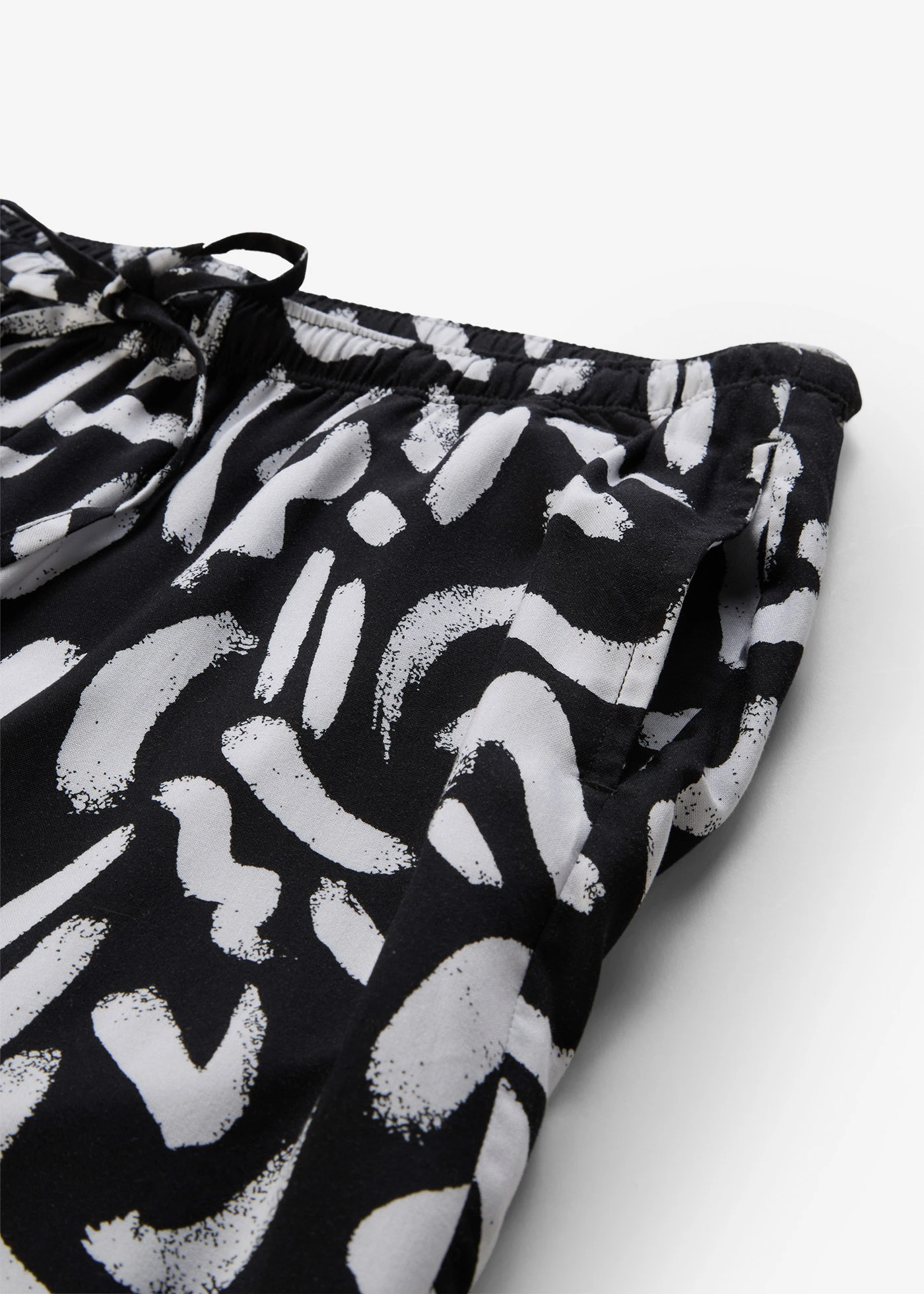 Pantaloni fără încheiere cu imprimeu, din viscoză fluidă • negru/alb • magazin bonprix