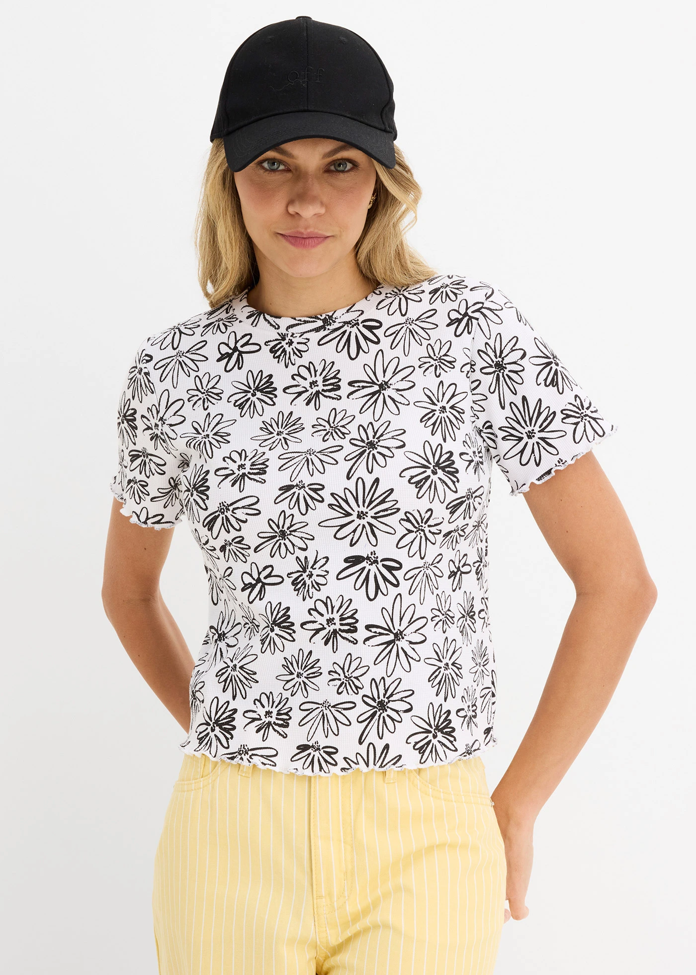 T-shirt court en coton mélangé • blanc-noir floral • Boutique bonprix