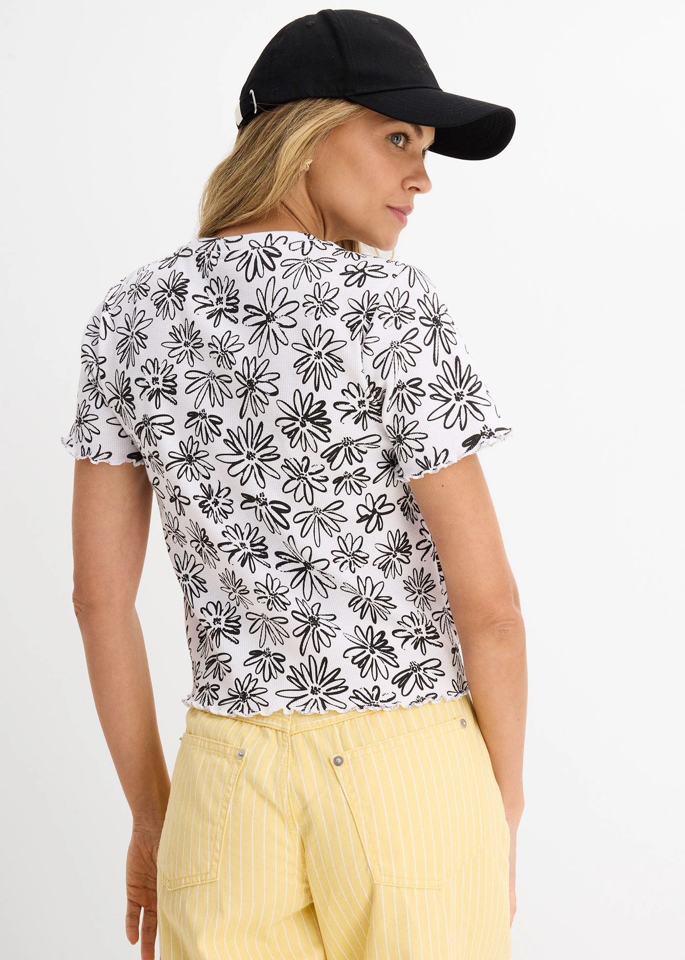 T-shirt court en coton mélangé • blanc-noir floral • Boutique bonprix