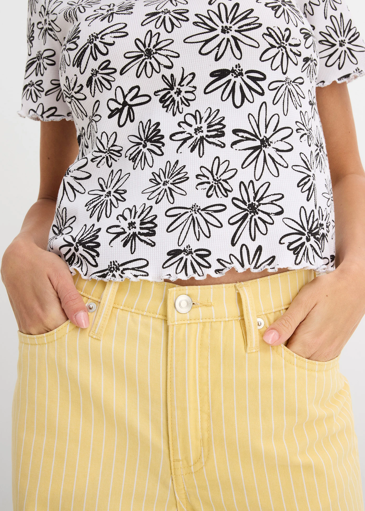 Kort T-shirt van katoenmix • wit-zwart gebloemd • bonprix online shop