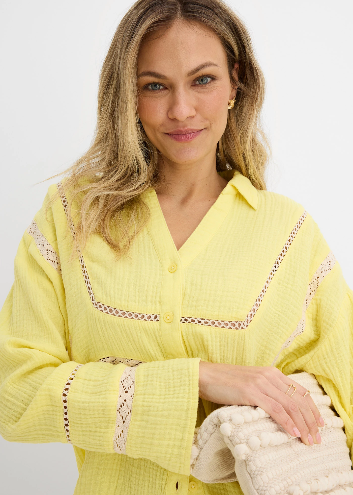 Mousseline blouse met kanten inzetstukken • lichtlimoen washed • bonprix online shop