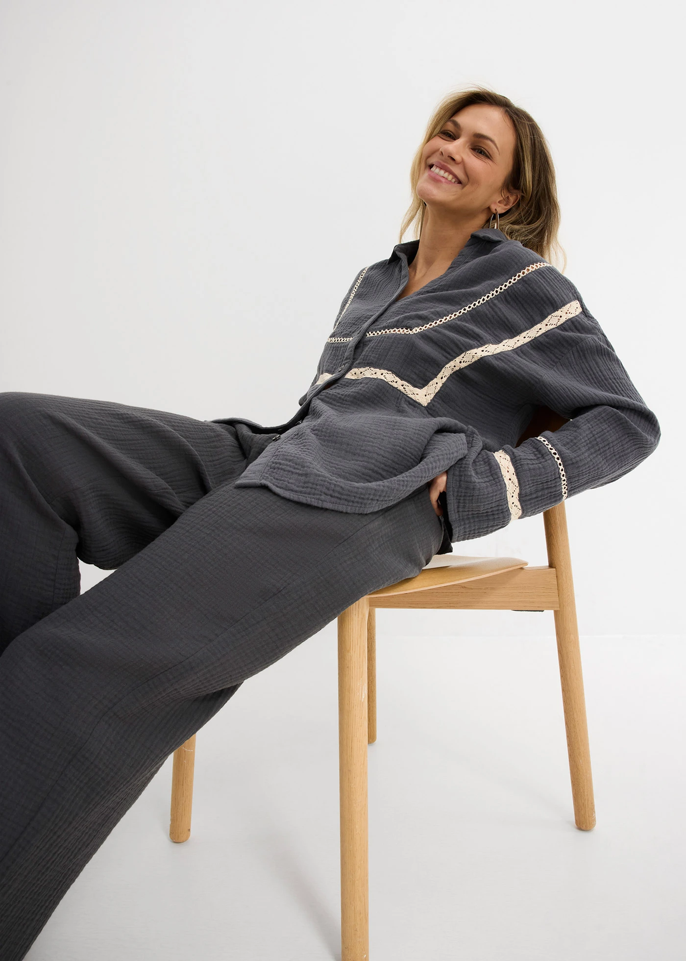 Mušelínová blúzka s čipkovými časťami • antracitová washed • obchod bonprix