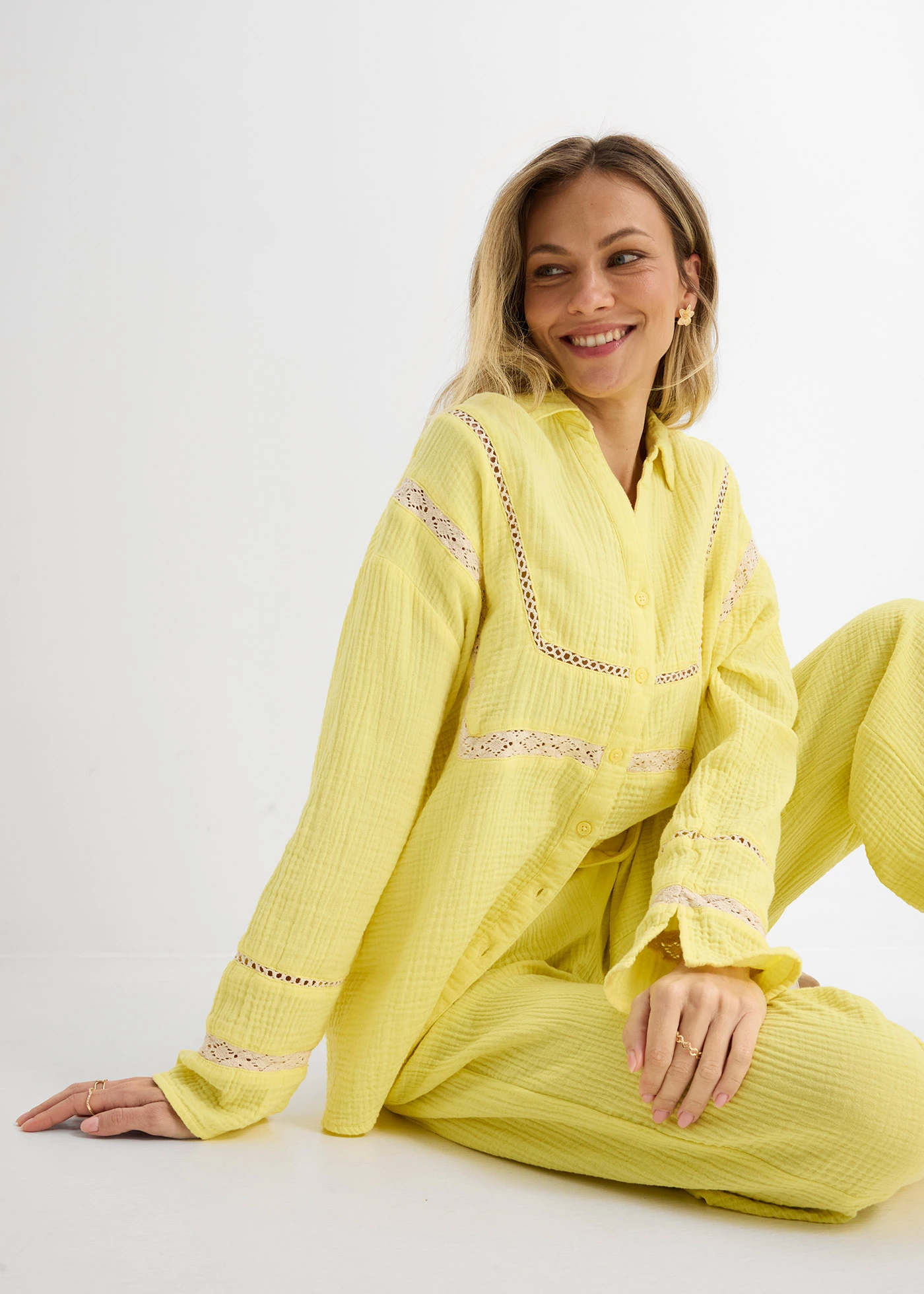 Mousseline blouse met kanten inzetstukken • lichtlimoen washed • bonprix online shop