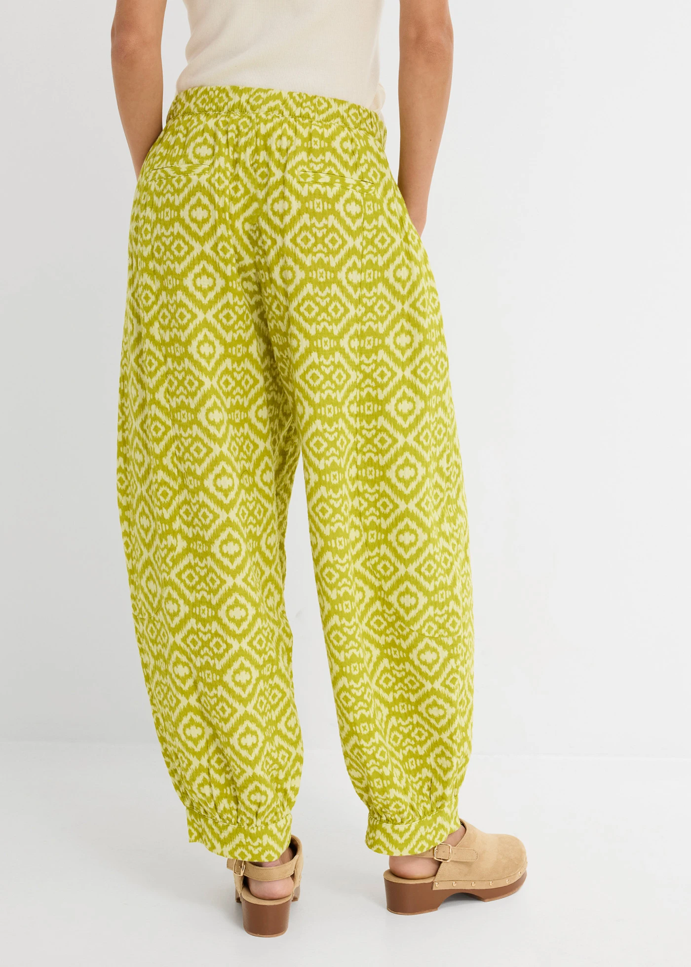 Pantaloni gen șalvari din bumbac 100% • verde-fistic/verde deschis cu imprimeu grafic • magazin bonprix