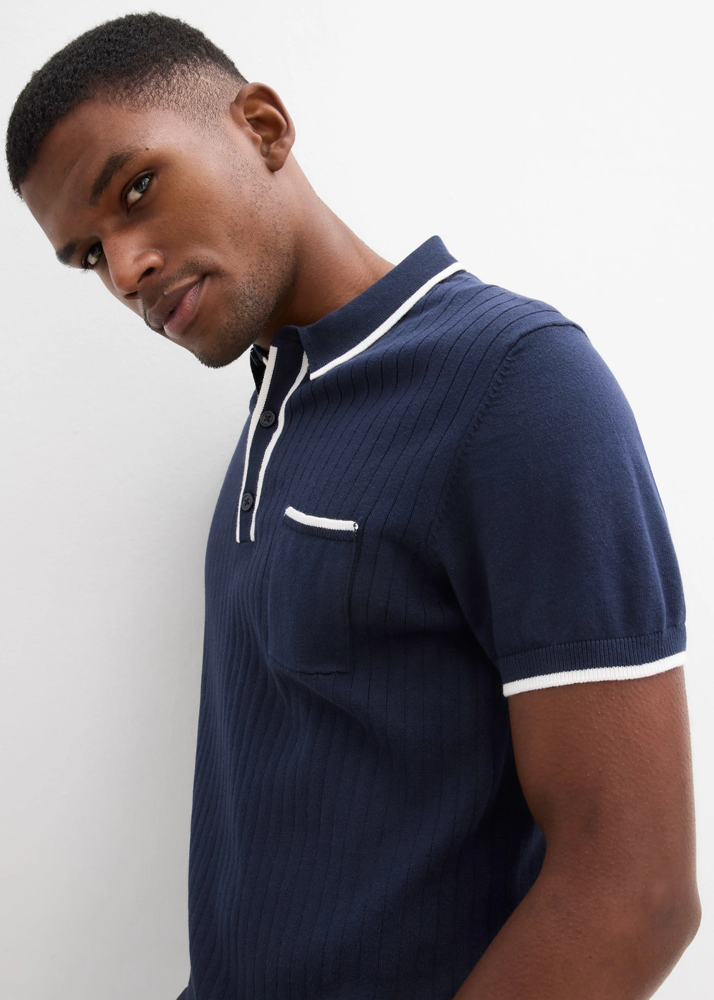 Poloshirt met contrasterende details • inktblauw/wolwit • bonprix online shop