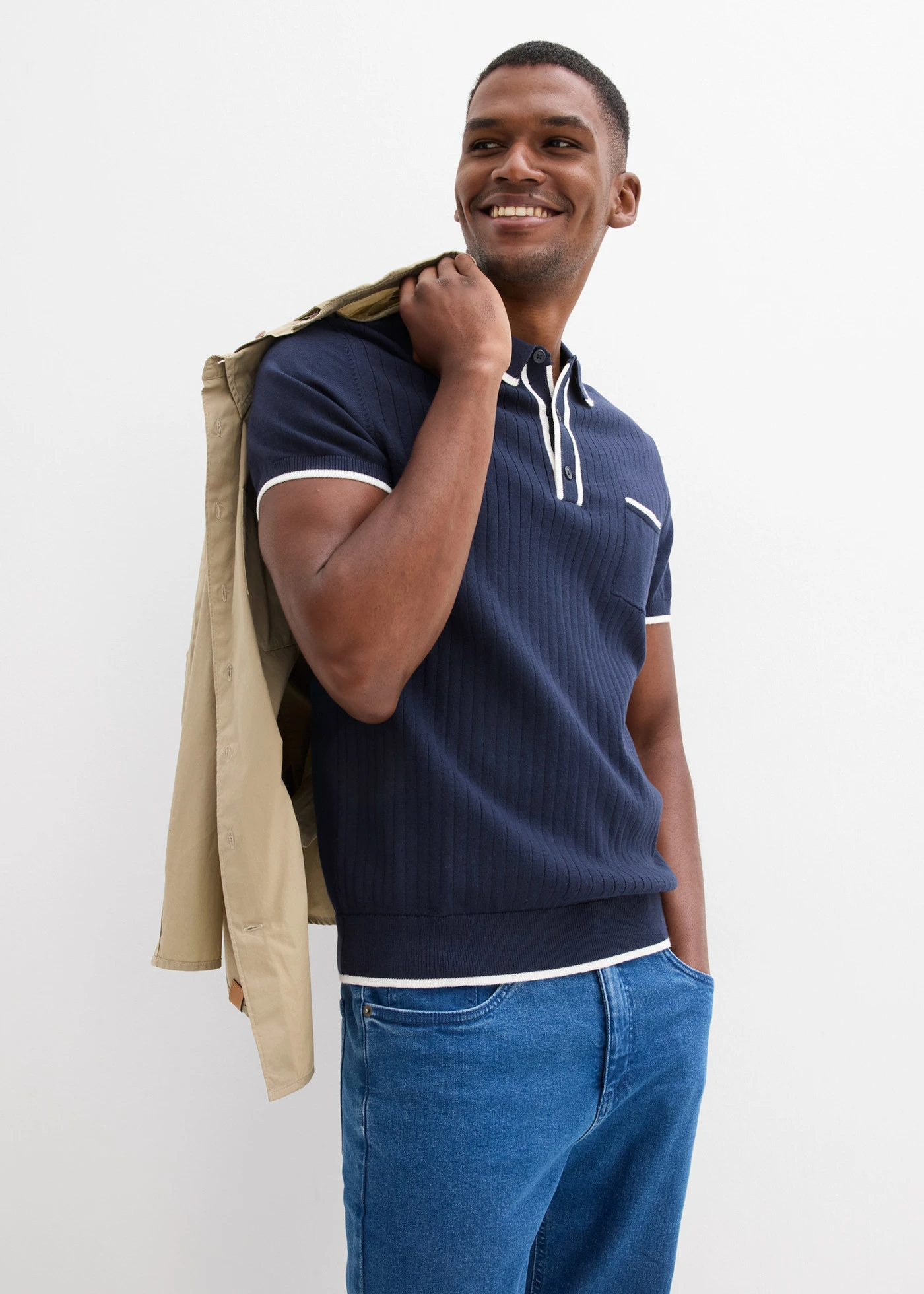 Poloshirt met contrasterende details • inktblauw/wolwit • bonprix online shop