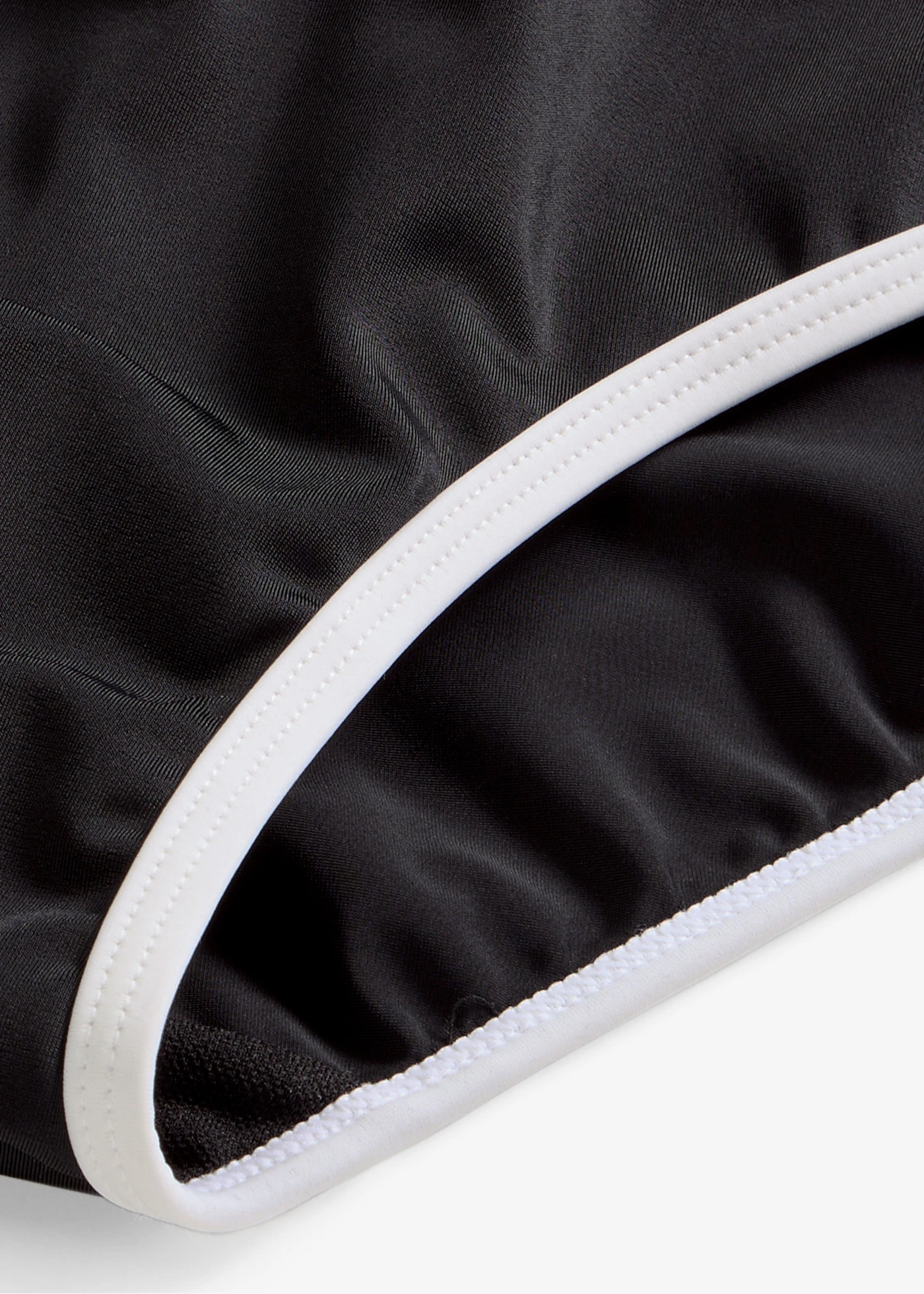 Slip cu cusături contrast albe • negru • magazin bonprix