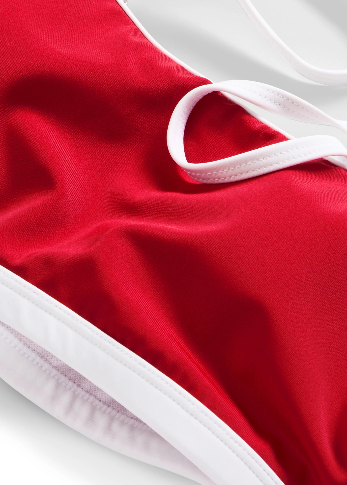 Haut de maillot brassière à liseré contrastant • rouge salsa • Boutique bonprix