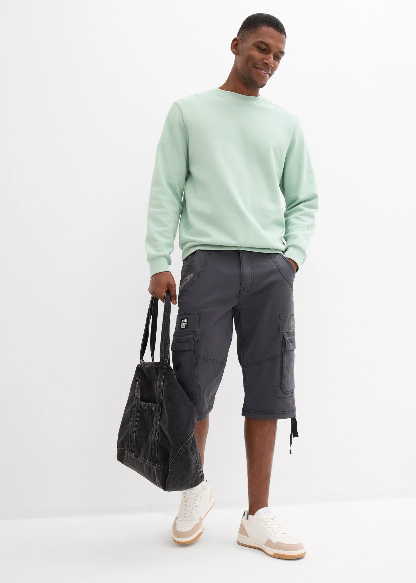 Lange bermuda met cargozakken, regular fit • zwart met print • bonprix online shop