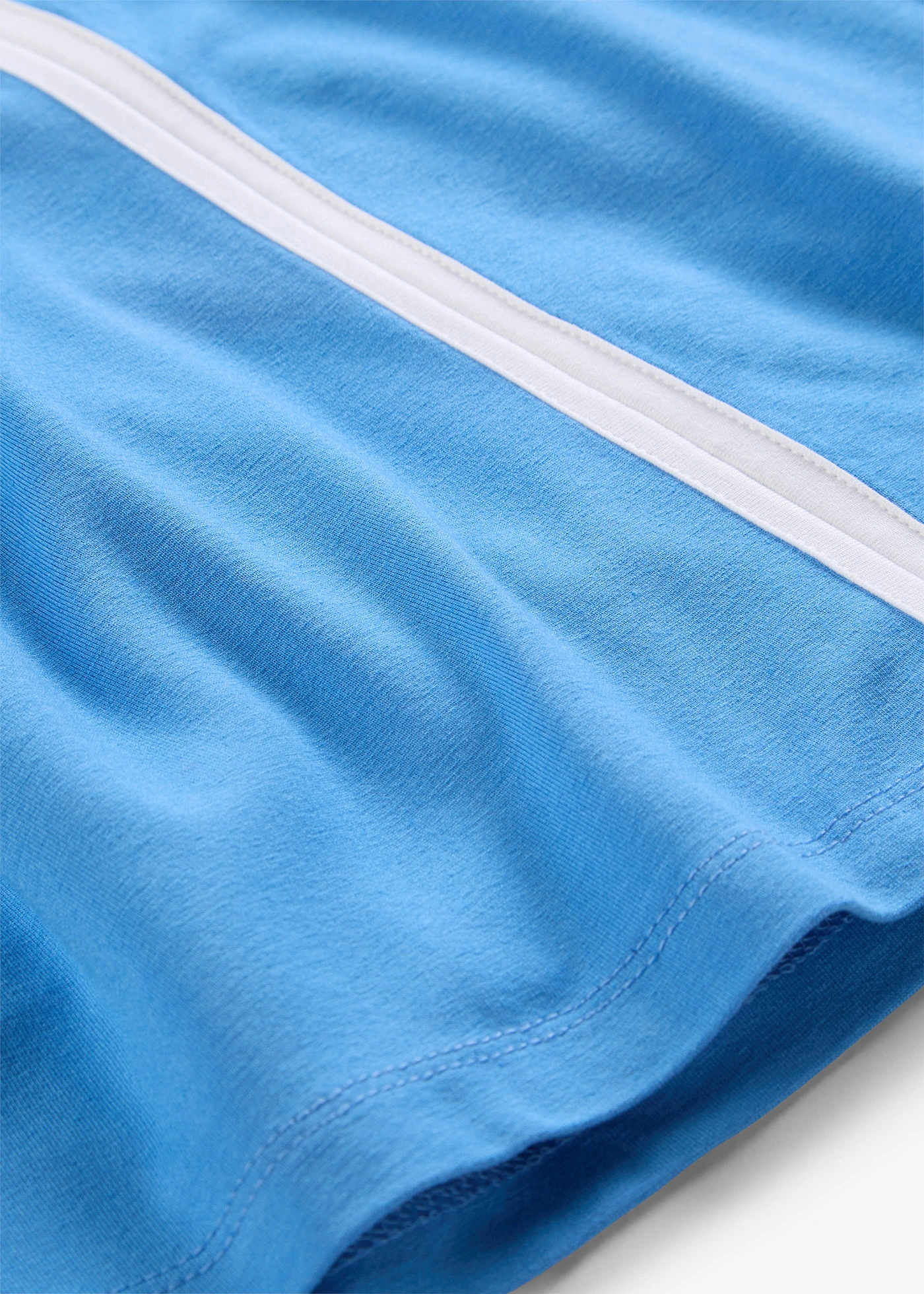 T-shirt avec passepoil • bleu moyen/écru • Boutique bonprix