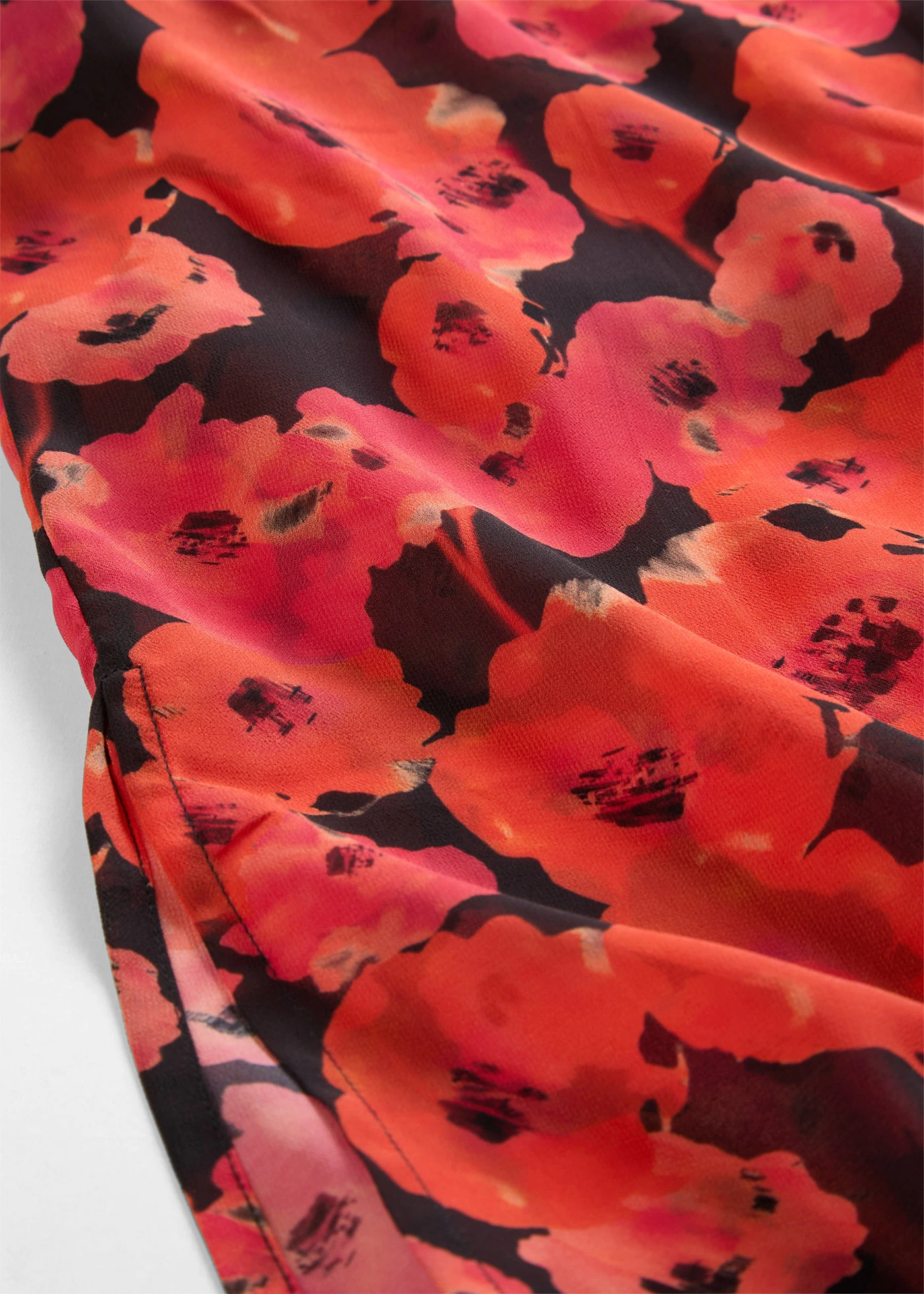 Lange chiffonjurk • zwart-aardbeirood gebloemd • bonprix online shop