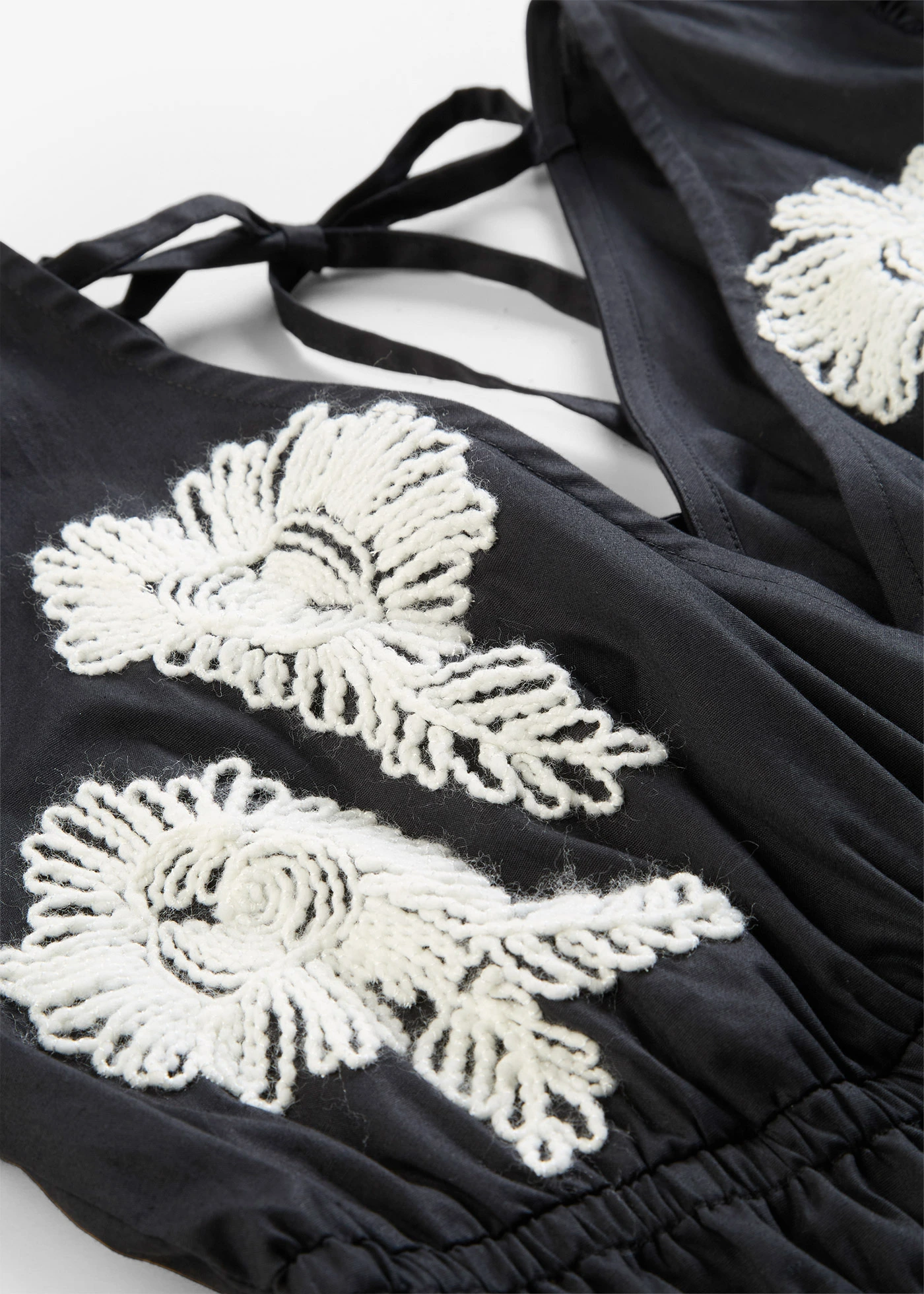 Midi jurk met borduursel • zwart-wit gebloemd • bonprix online shop