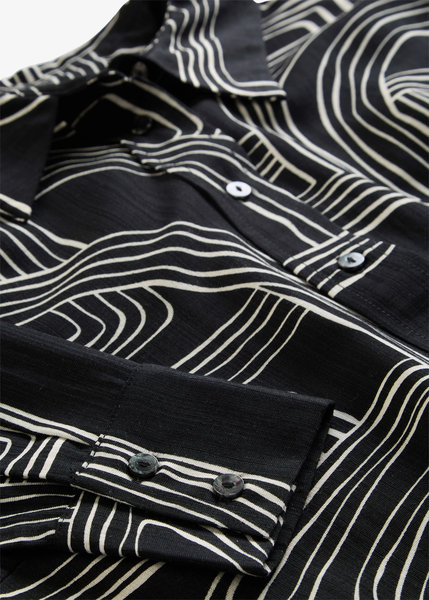 Chemisier en viscose majoritaire • blanc nacré-noir graphique • Boutique bonprix