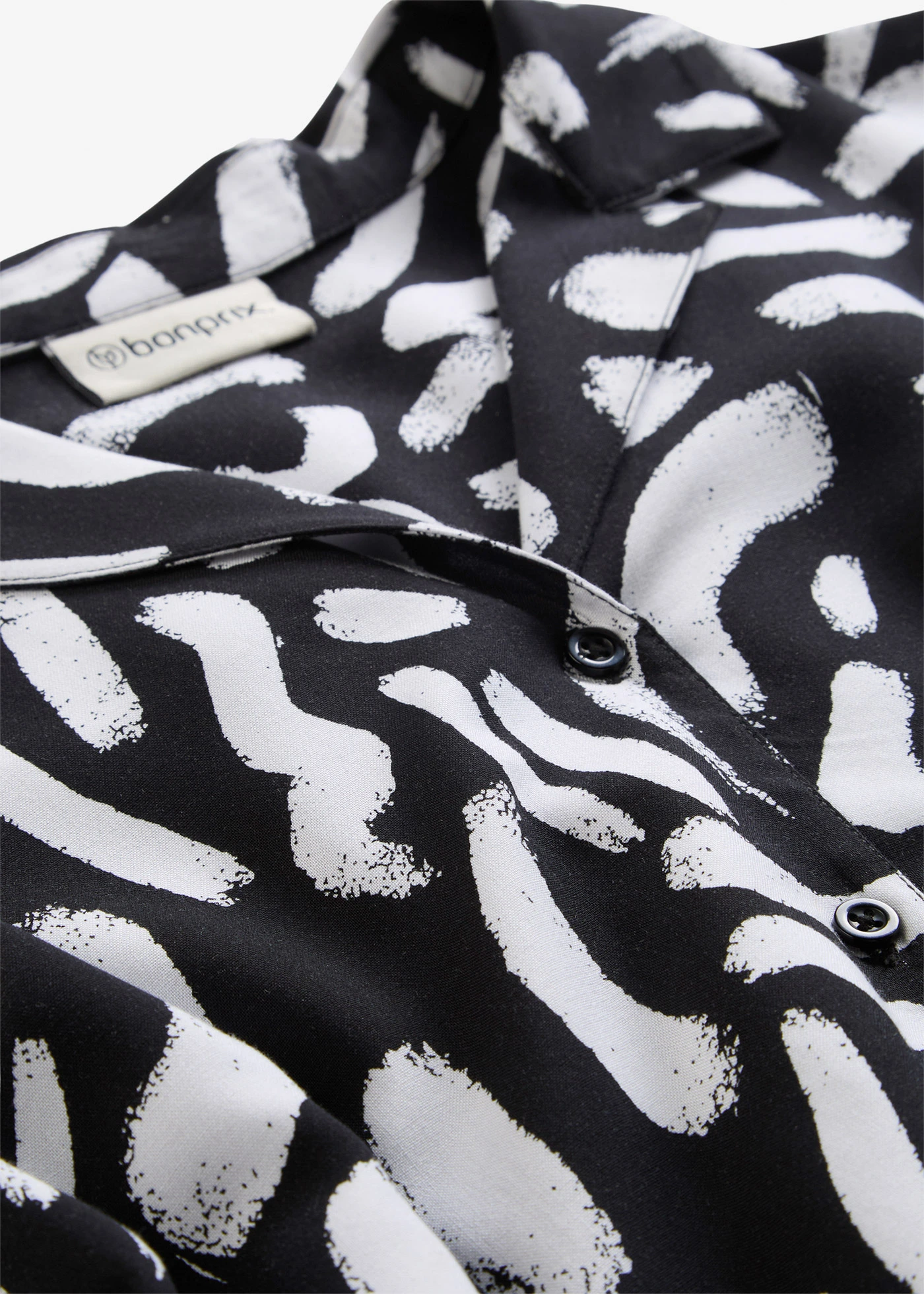 Overhemdblouse van soepele viscose • zwart-wit grafische print • bonprix online shop