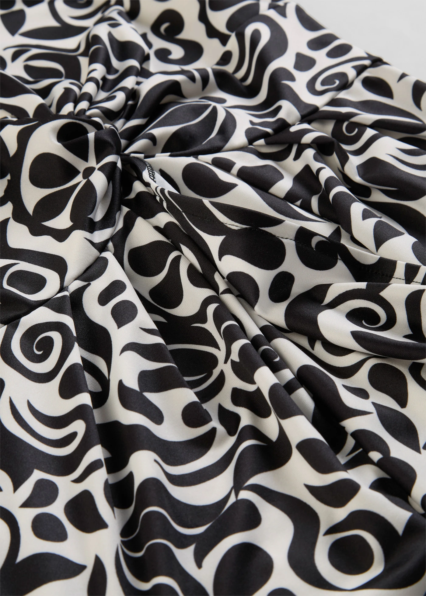 Mini jurk met een diep decolleté • parelwit-zwart gebloemd • bonprix online shop