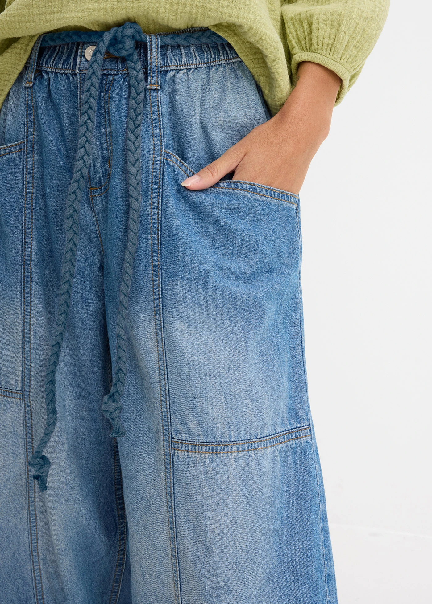 Blugi barrel Mid Waist, cu talie comodă • bleu denim uzat • magazin bonprix