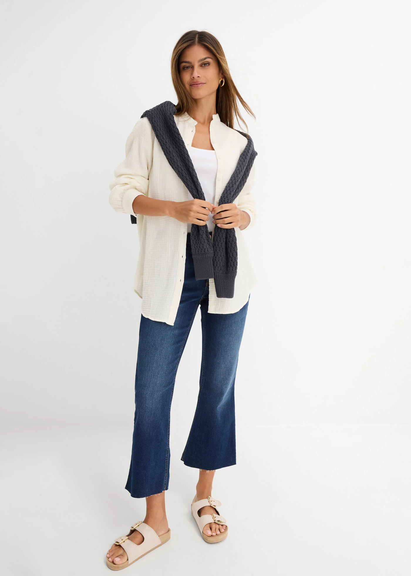 Jeansy flared, high waist, cropped • niebieski denim "used" • sklep bonprix