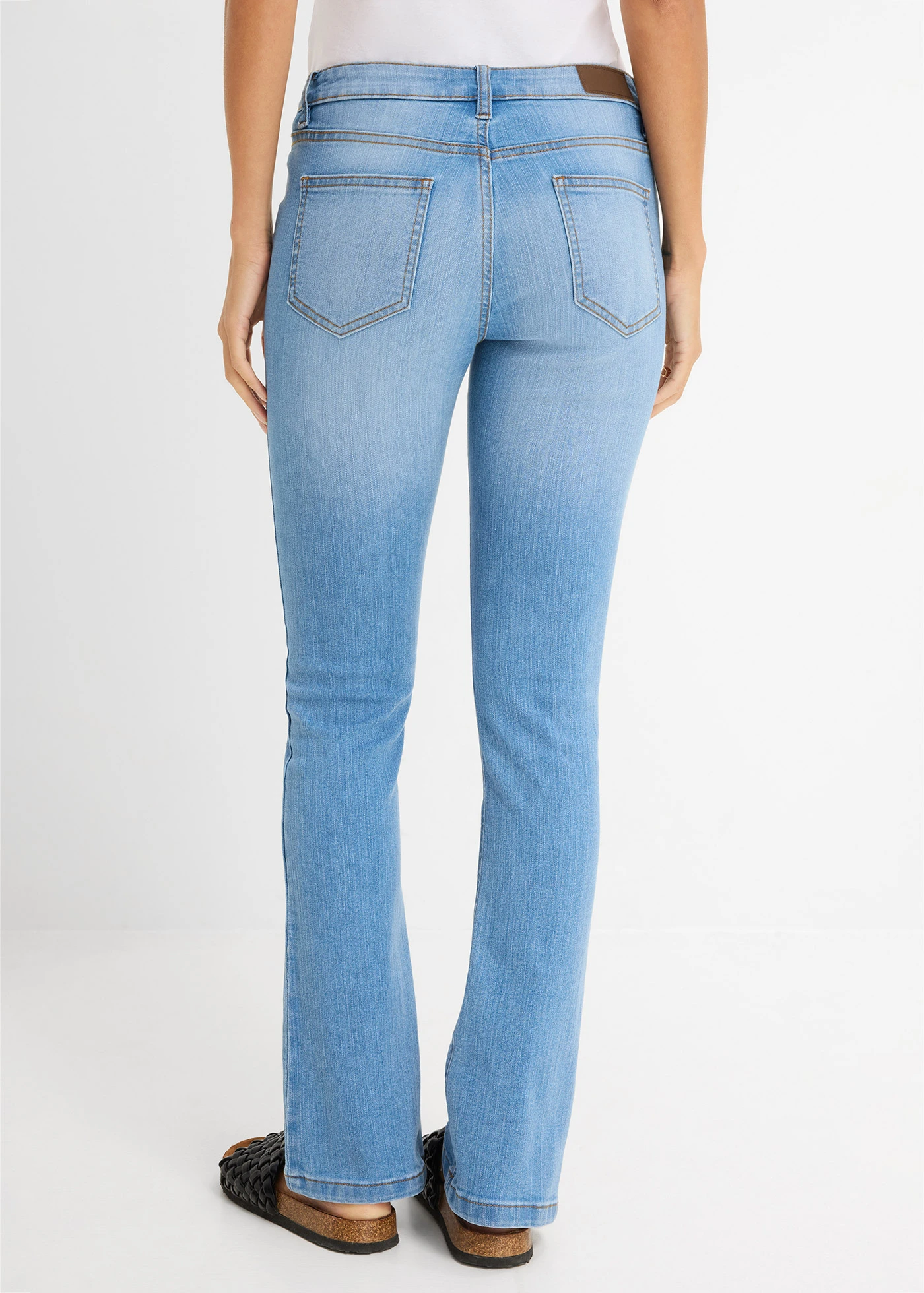 Blugi bootcut cu talie medie, stretch • bleu denim uzat • magazin bonprix