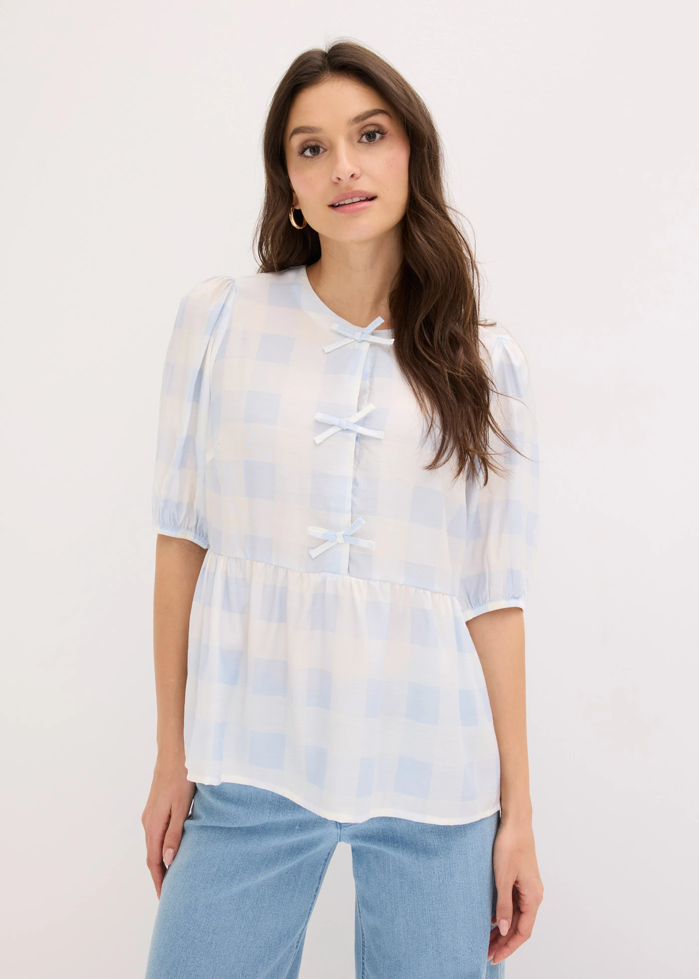 Blouse avec nœuds • bleu poudré-écru carreaux • Boutique bonprix