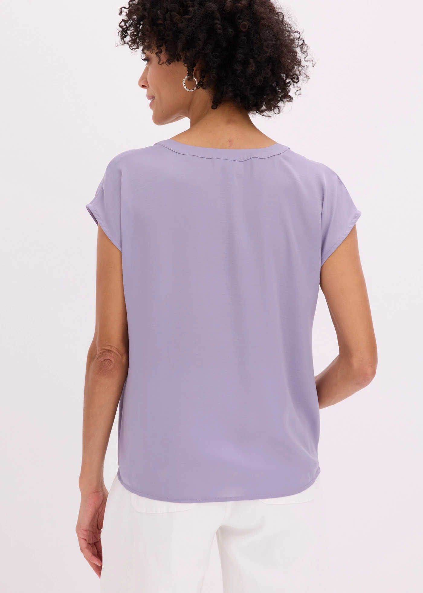 Bluză lejeră tip tunică, din satin, cu mâneci scurte și umeri căzuți • violet fumuriu • magazin bonprix