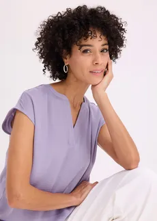 Blouse manches courtes ample en satin avec épaules descendues • violine fumé • Boutique bonprix