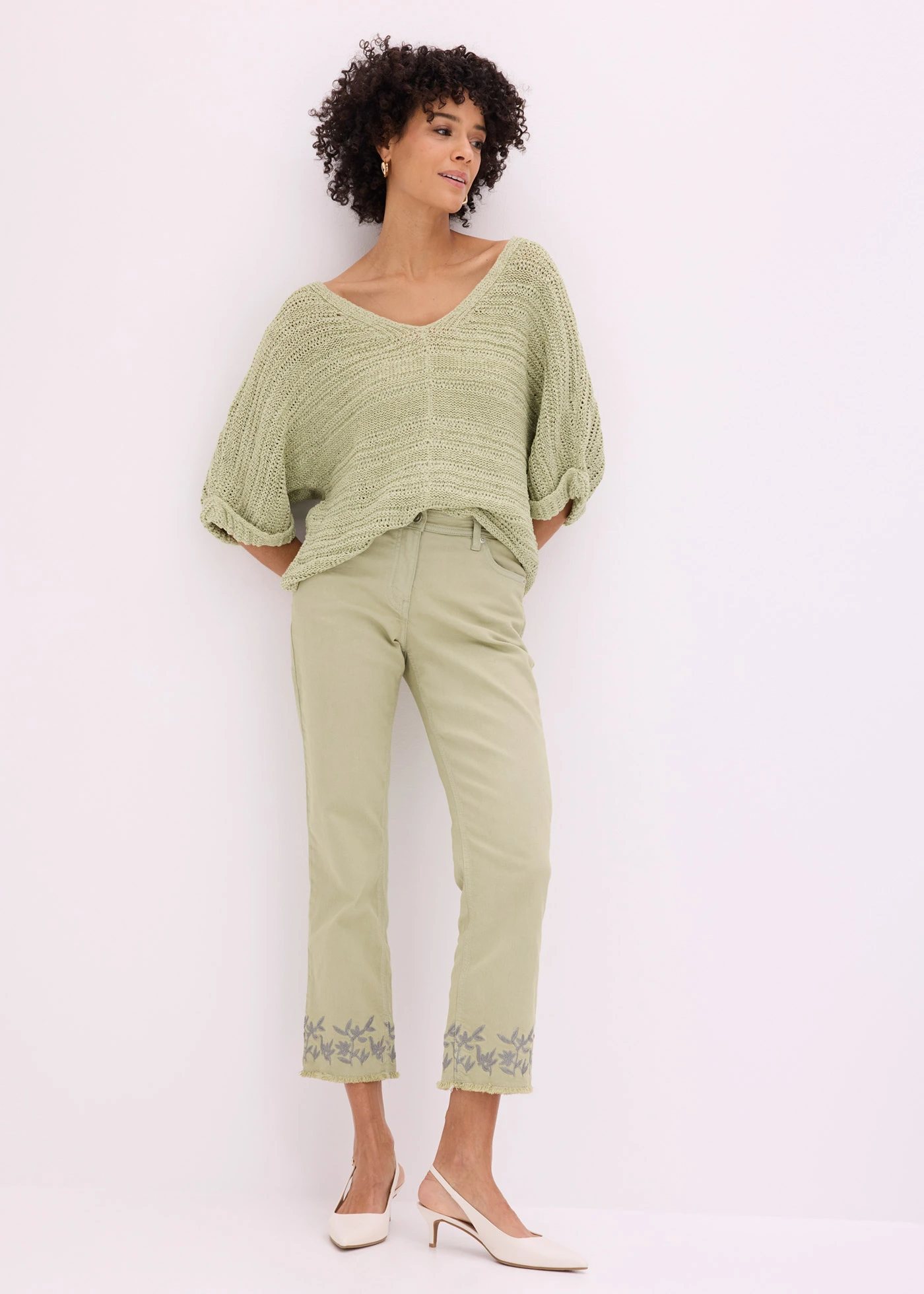 Pantaloni din twill cu broderie • verde pal • magazin bonprix