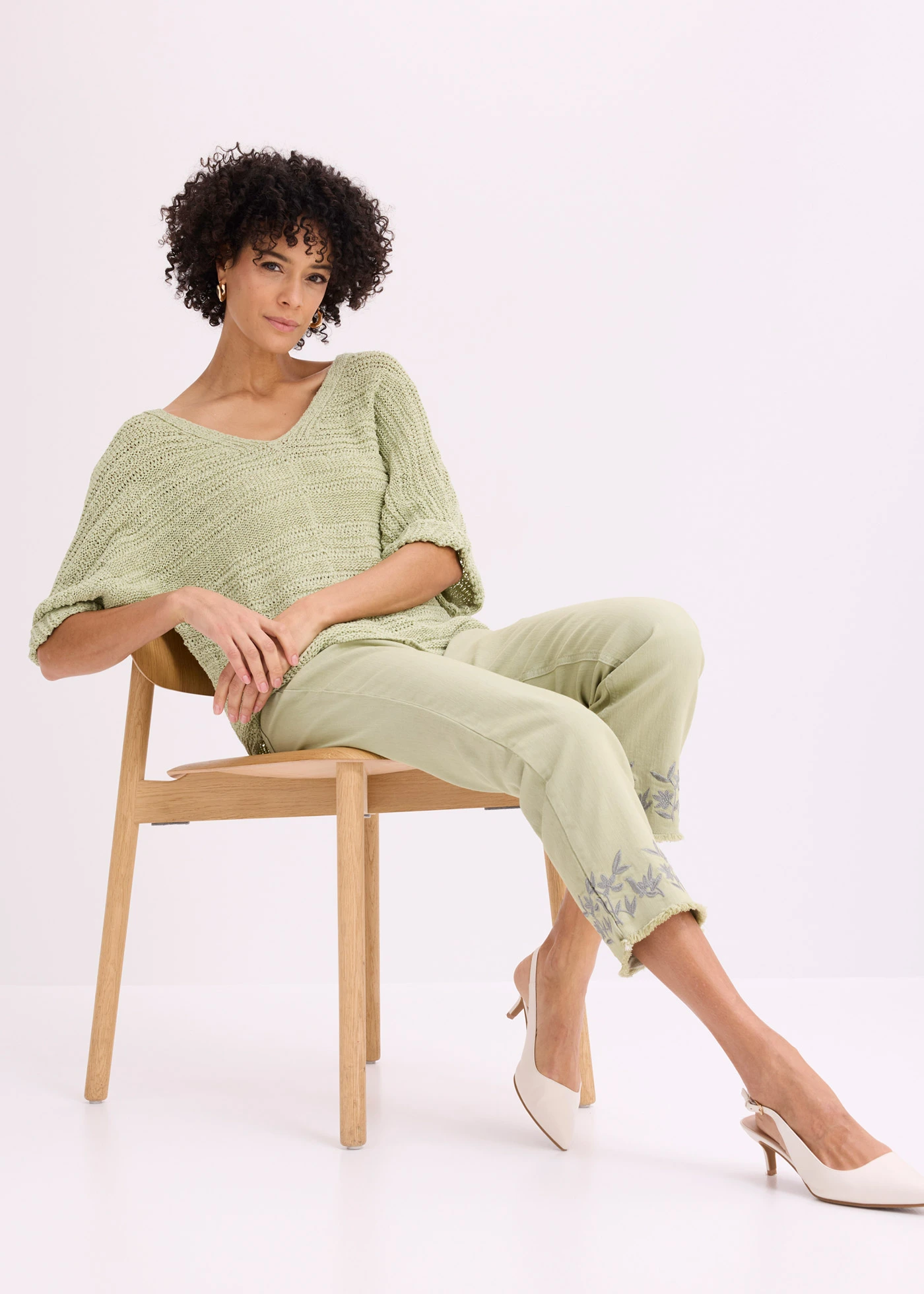 Pantaloni din twill cu broderie • verde pal • magazin bonprix