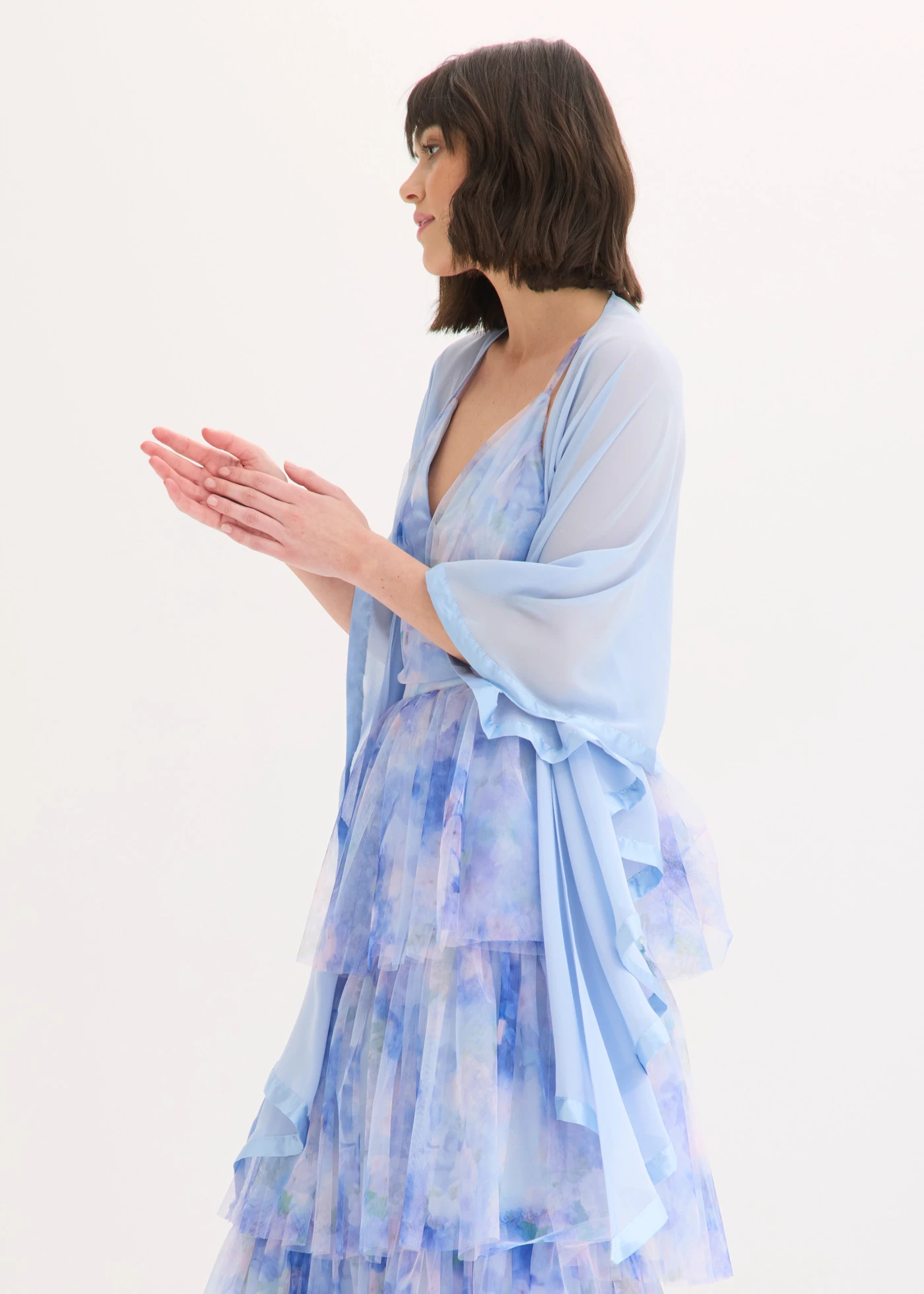 Poncho sjaal met fijne satijndetail • poederblauw • bonprix online shop