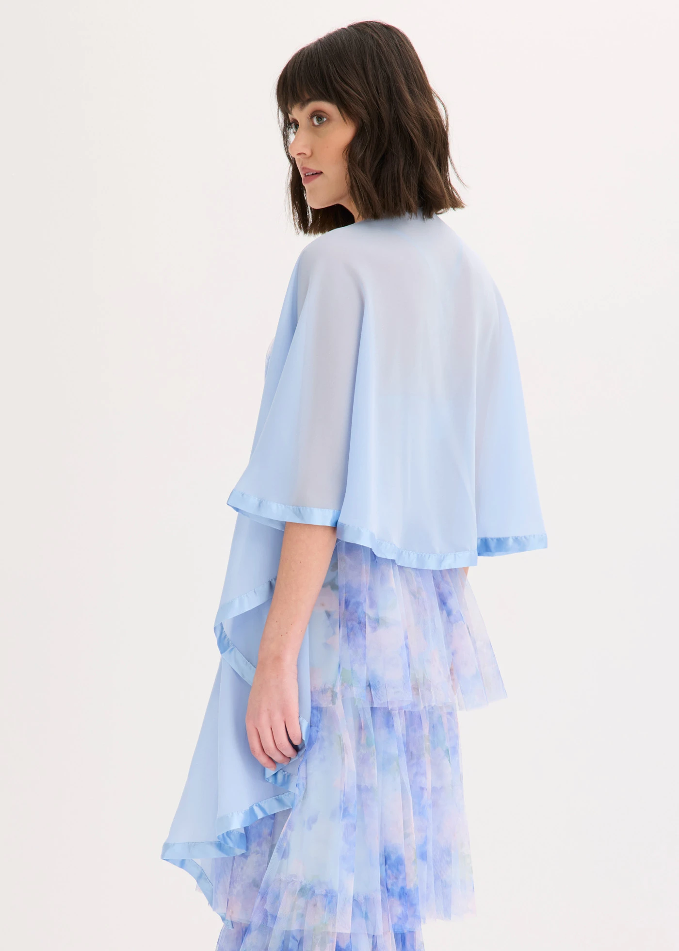Poncho-écharpe avec détail en satin • bleu poudré • Boutique bonprix