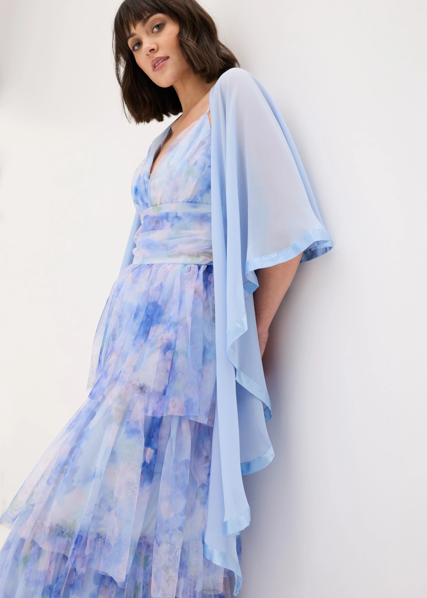 Poncho sjaal met fijne satijndetail • poederblauw • bonprix online shop