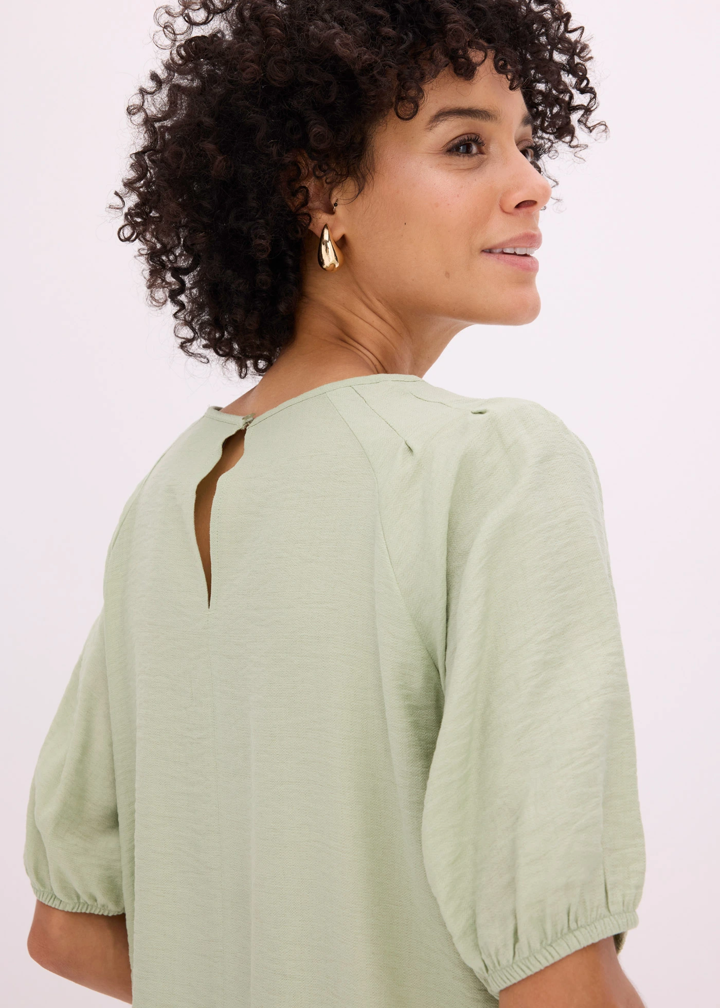 Blouse longue brodée, légèrement transparente • vert pâle • Boutique bonprix