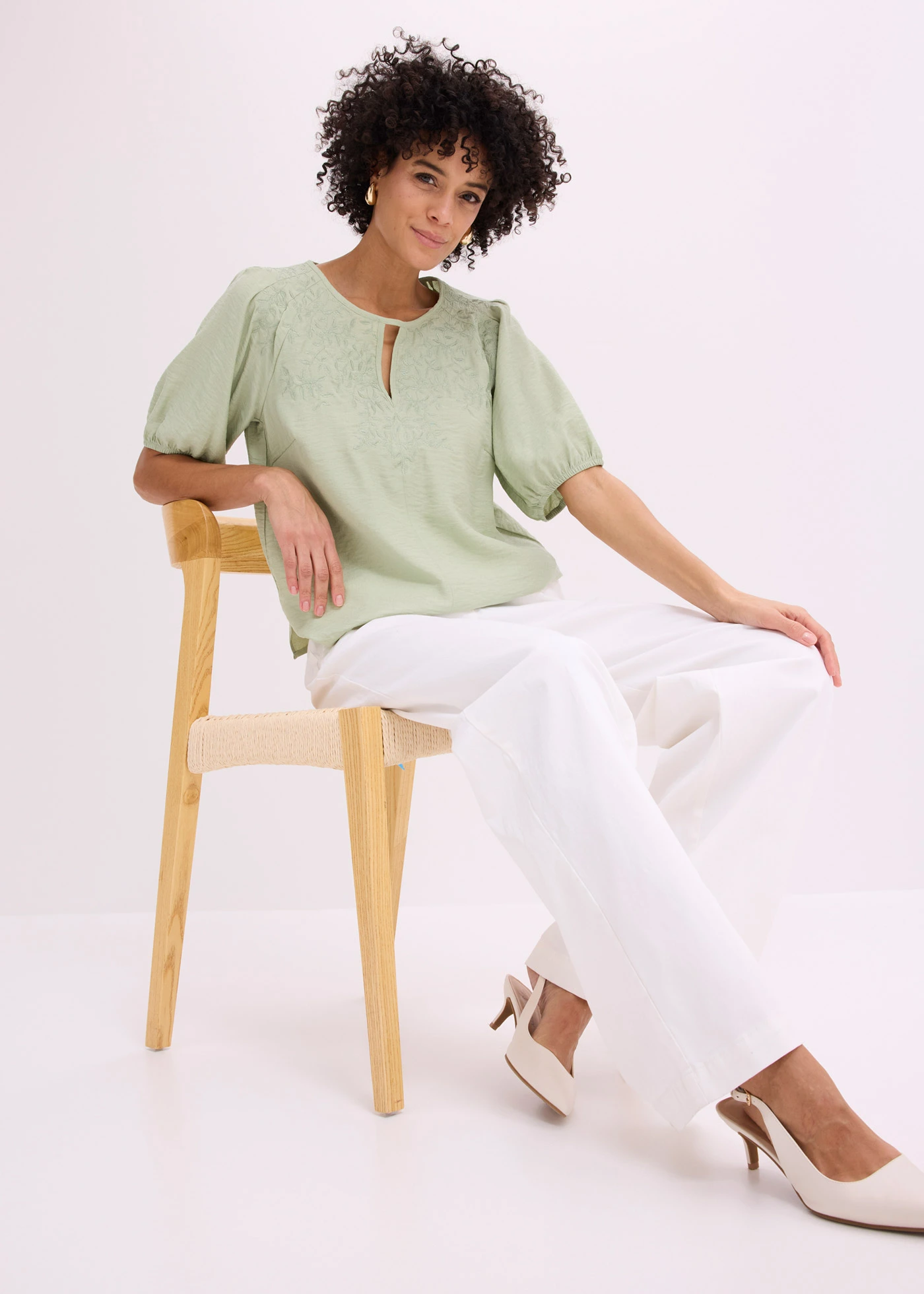 Blouse longue brodée, légèrement transparente • vert pâle • Boutique bonprix