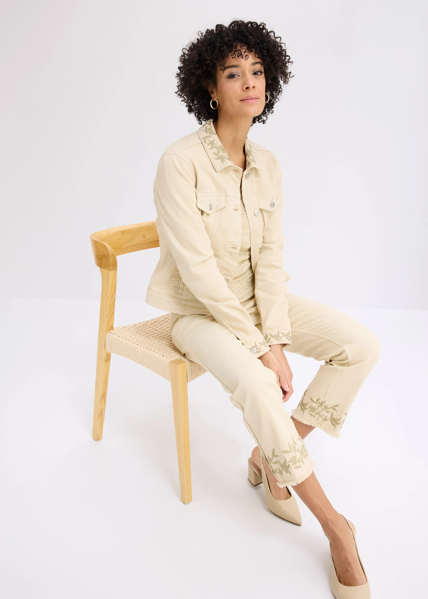 Pantalon en twill avec broderies • sable clair • Boutique bonprix