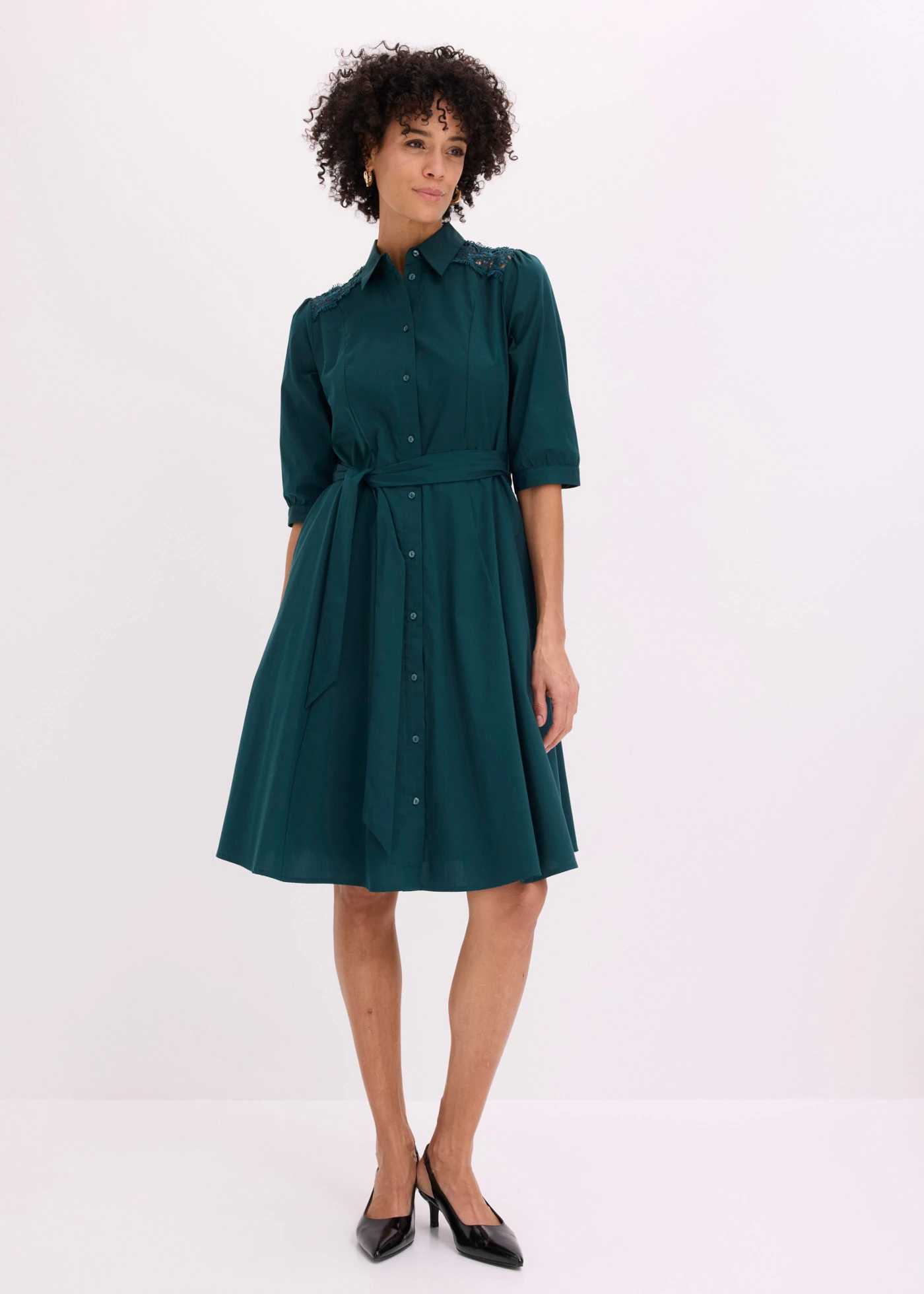 Robe-chemise avec dentelle et lien à nouer • vert profond • Boutique bonprix