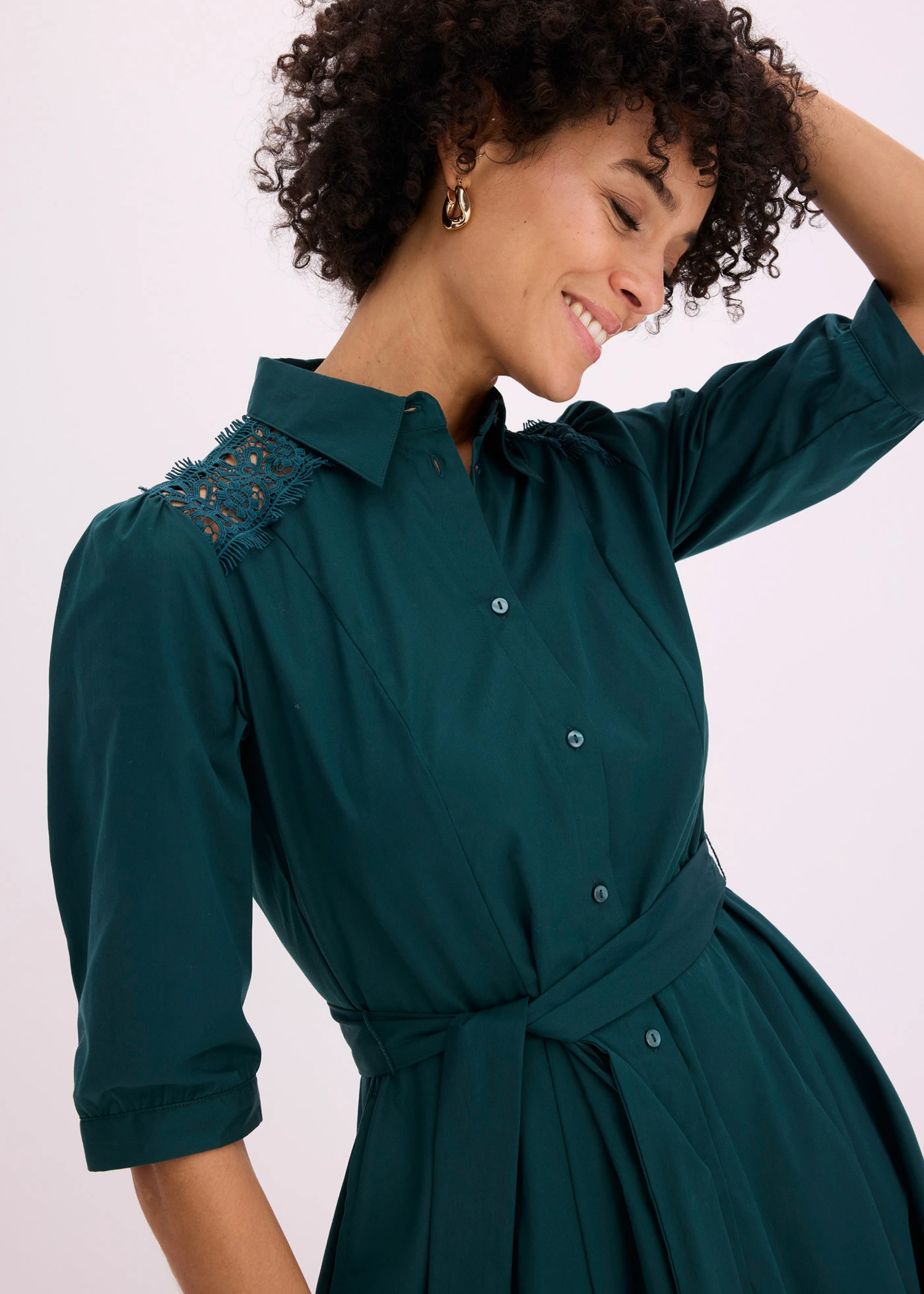 Košeľové šaty  s čipkou a opaskom na zaviazanie • tmavozelená • obchod bonprix