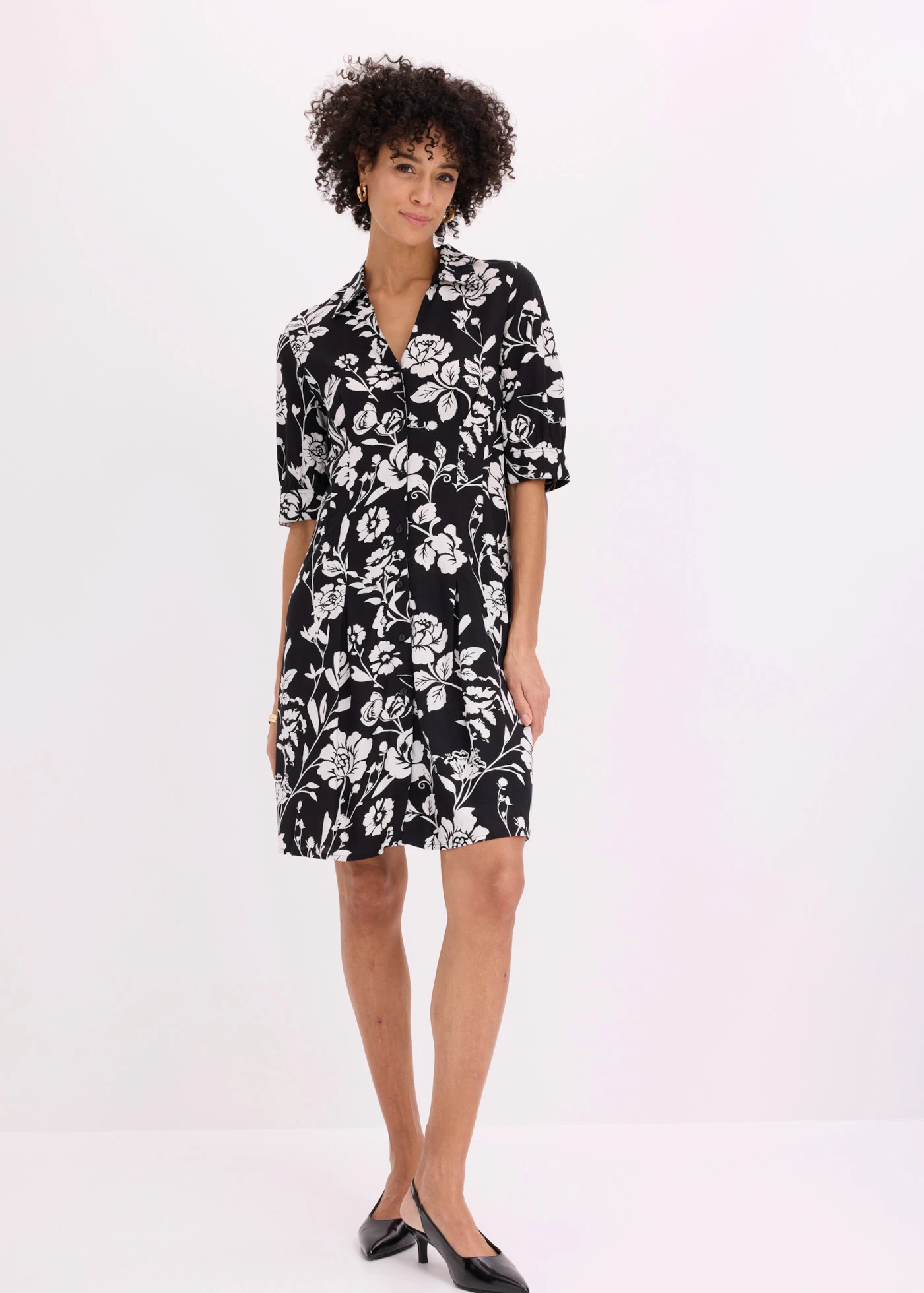 Blúz ruha puha viszkózból • fekete-gyapjúfehér virágmintás • bonprix áruház