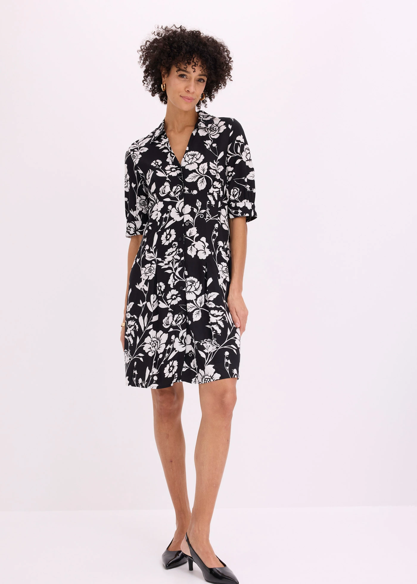 Rochie cu guler de cămașă, din viscoză vaporoasă • negru-ecru înflorat • magazin bonprix