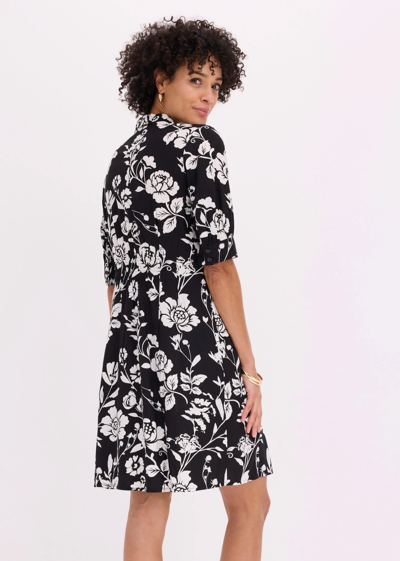 Blúz ruha puha viszkózból • fekete-gyapjúfehér virágmintás • bonprix áruház