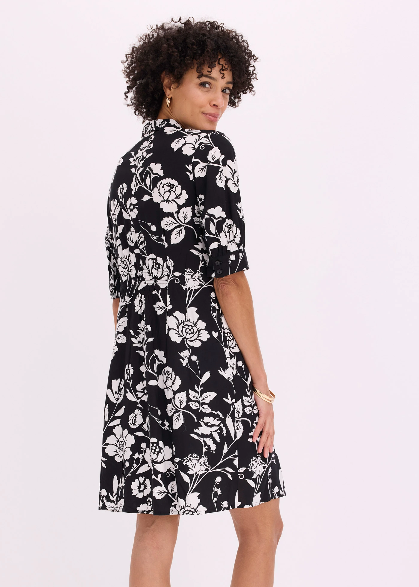 Rochie cu guler de cămașă, din viscoză vaporoasă • negru-ecru înflorat • magazin bonprix