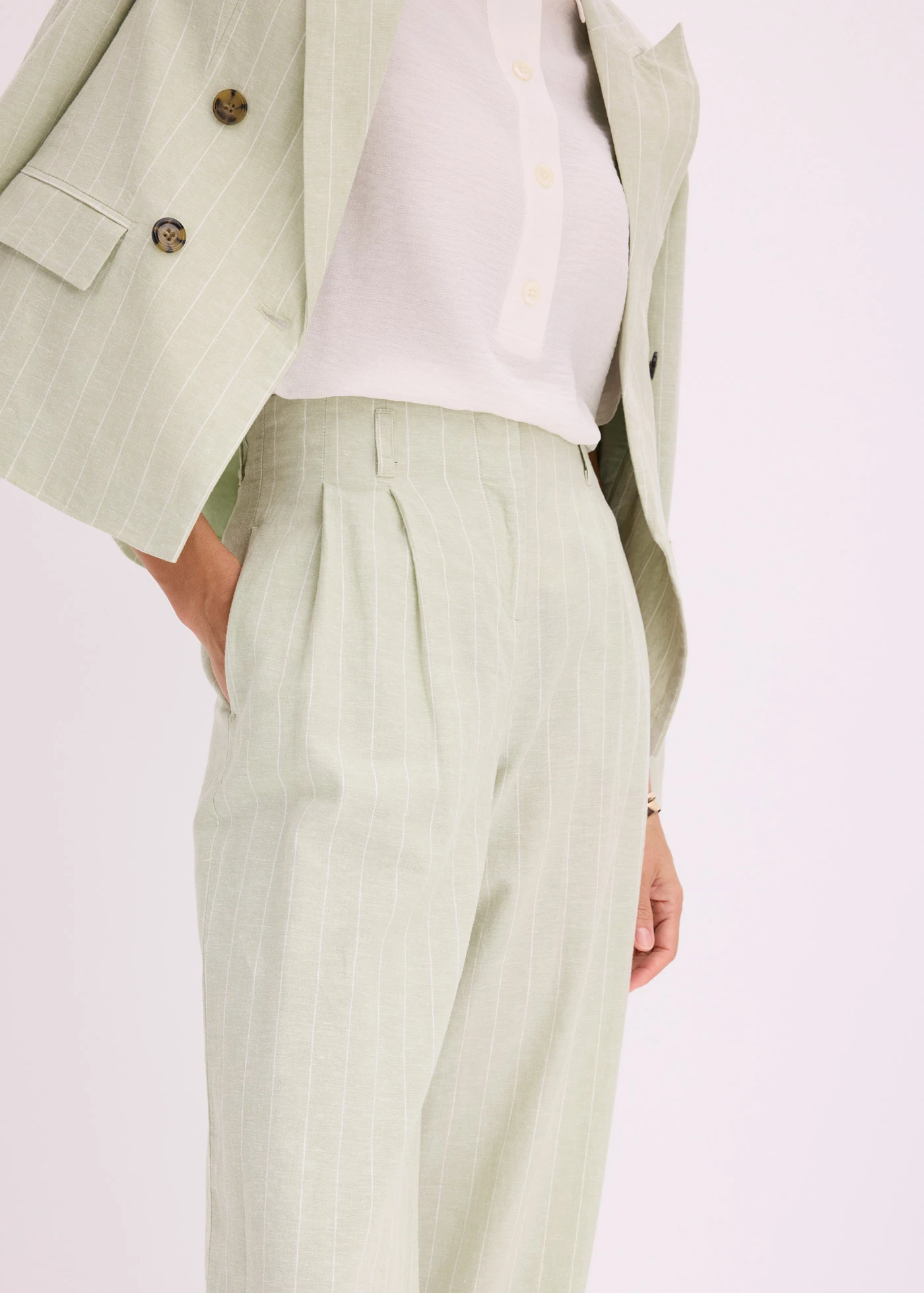 Pantaloni cu pense cu in • gri-verde/ecru dungat • magazin bonprix