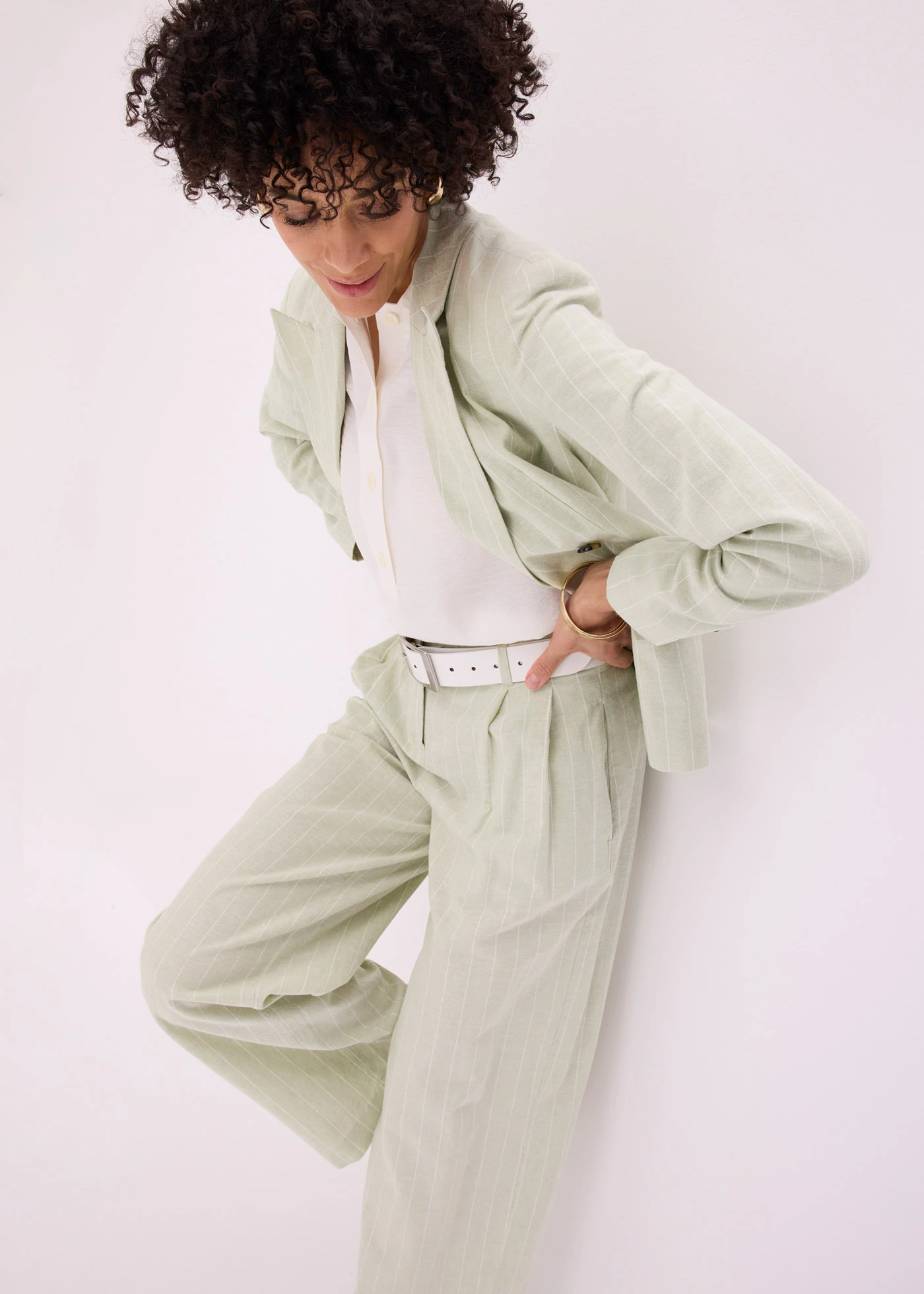 Pantaloni cu pense cu in • gri-verde/ecru dungat • magazin bonprix