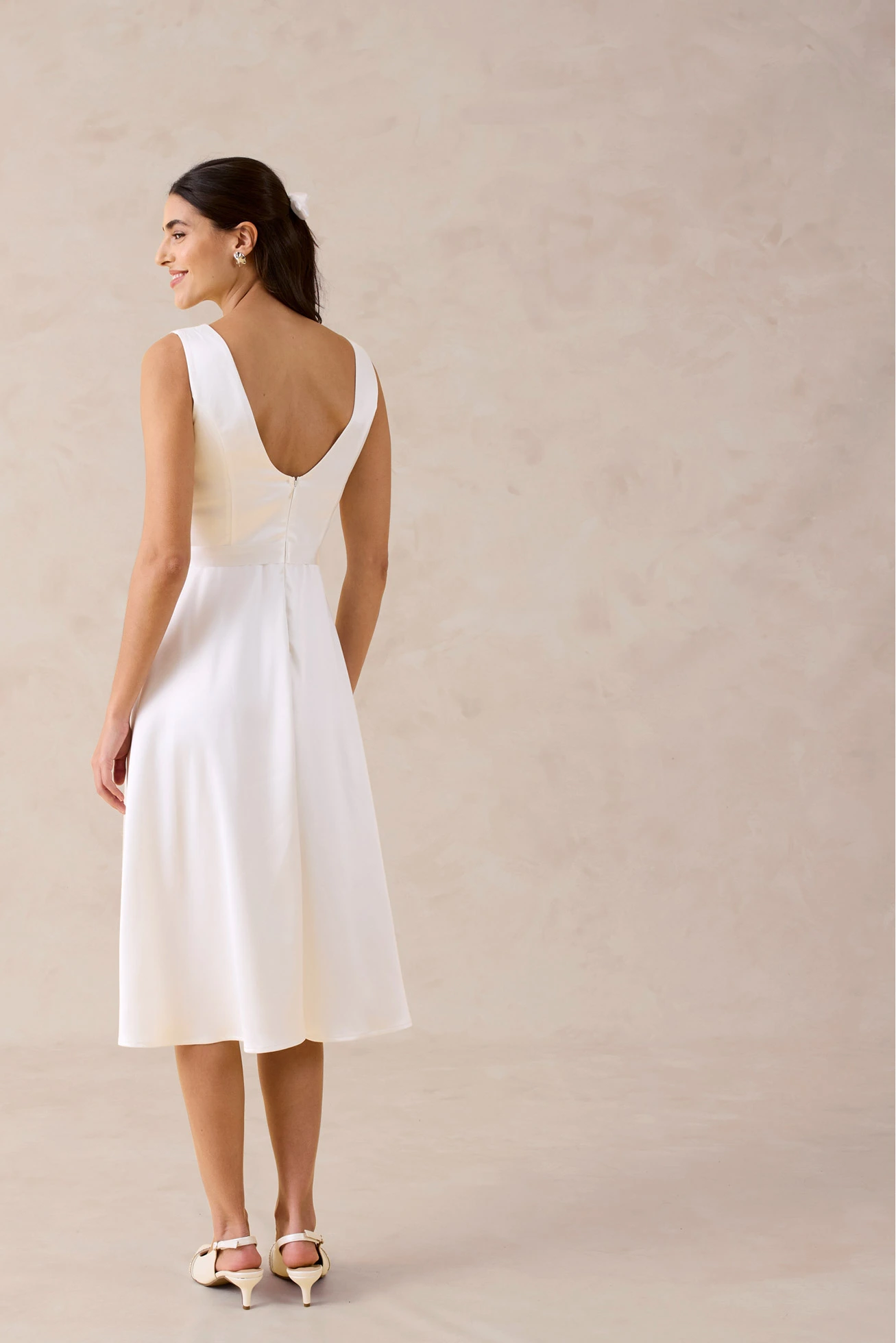 Robe fourreau en satin brillant • ecru • Boutique bonprix