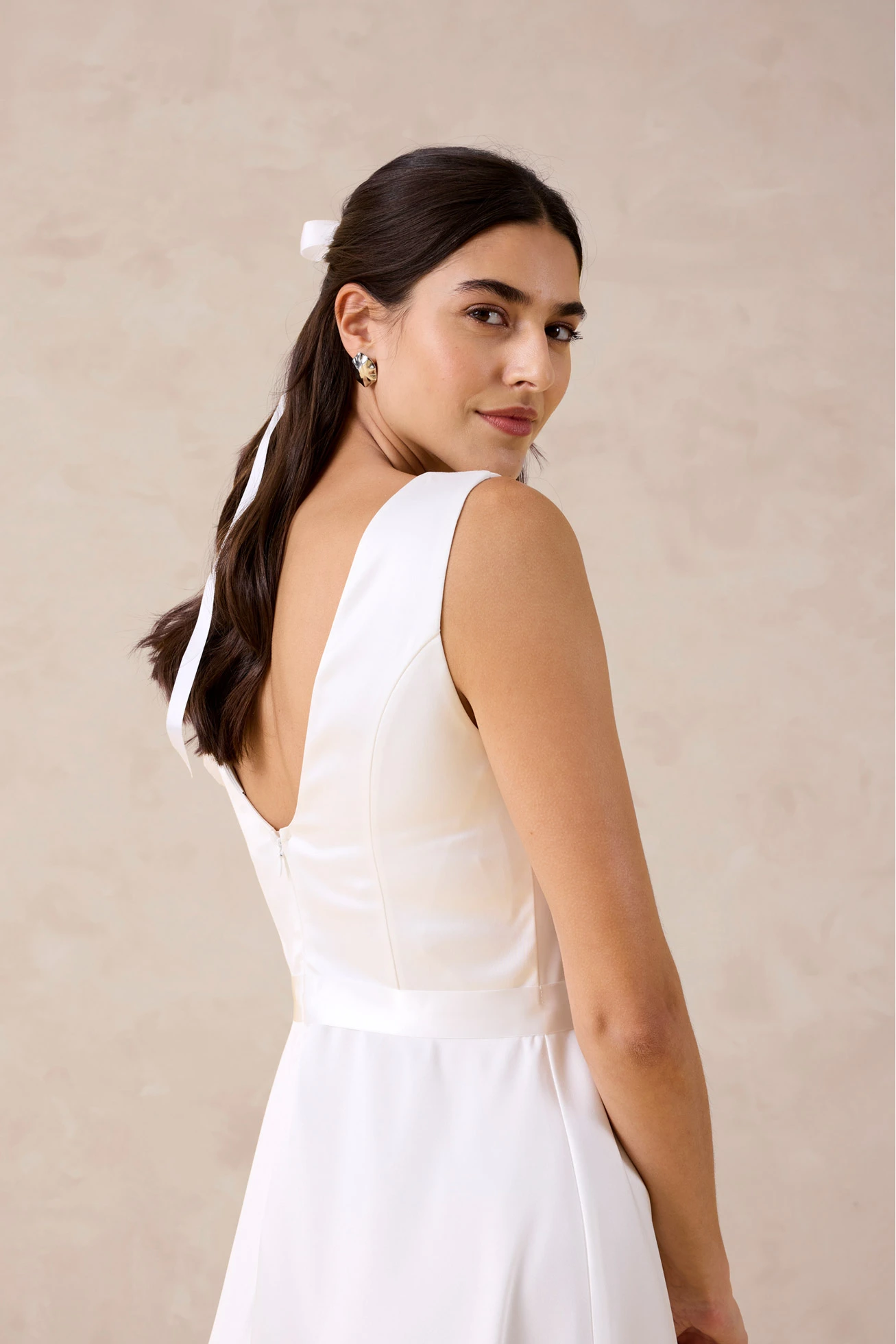 Robe fourreau en satin brillant • ecru • Boutique bonprix